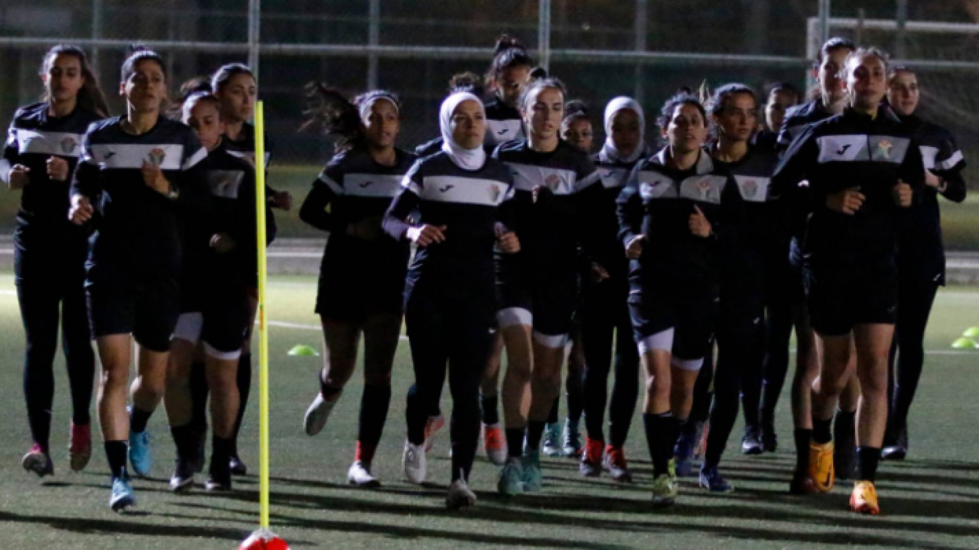 صورة من تدريب سابق للاعبات المنتخب الوطني النسوي