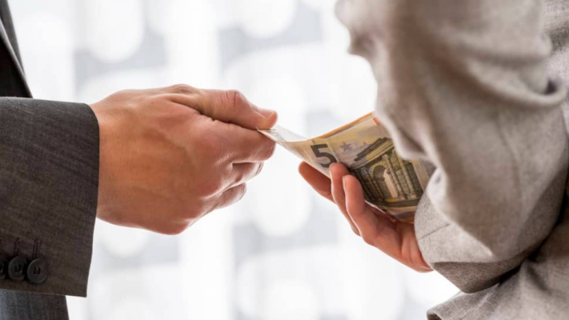 موظف يأخذ رشوة - تعبيرية