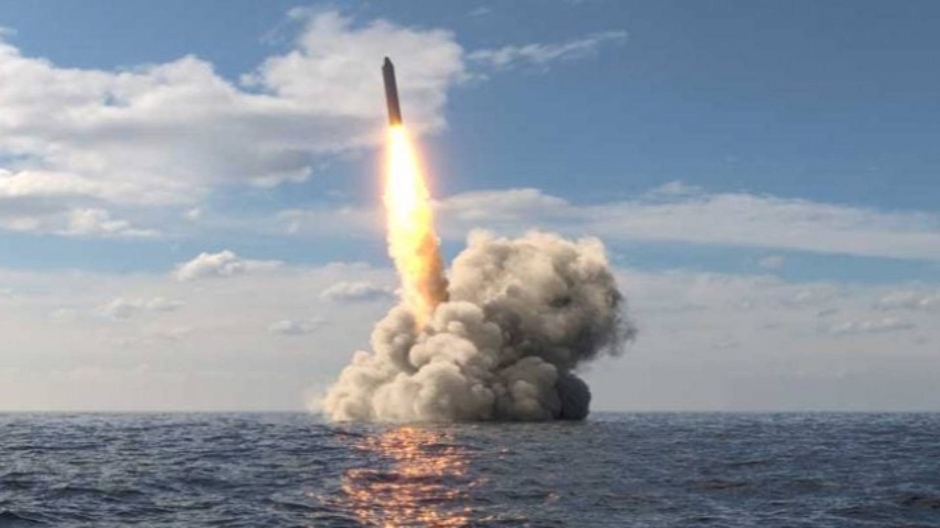 صورة أرشيفية لإطلاق صاروخ باليستي من البحر
