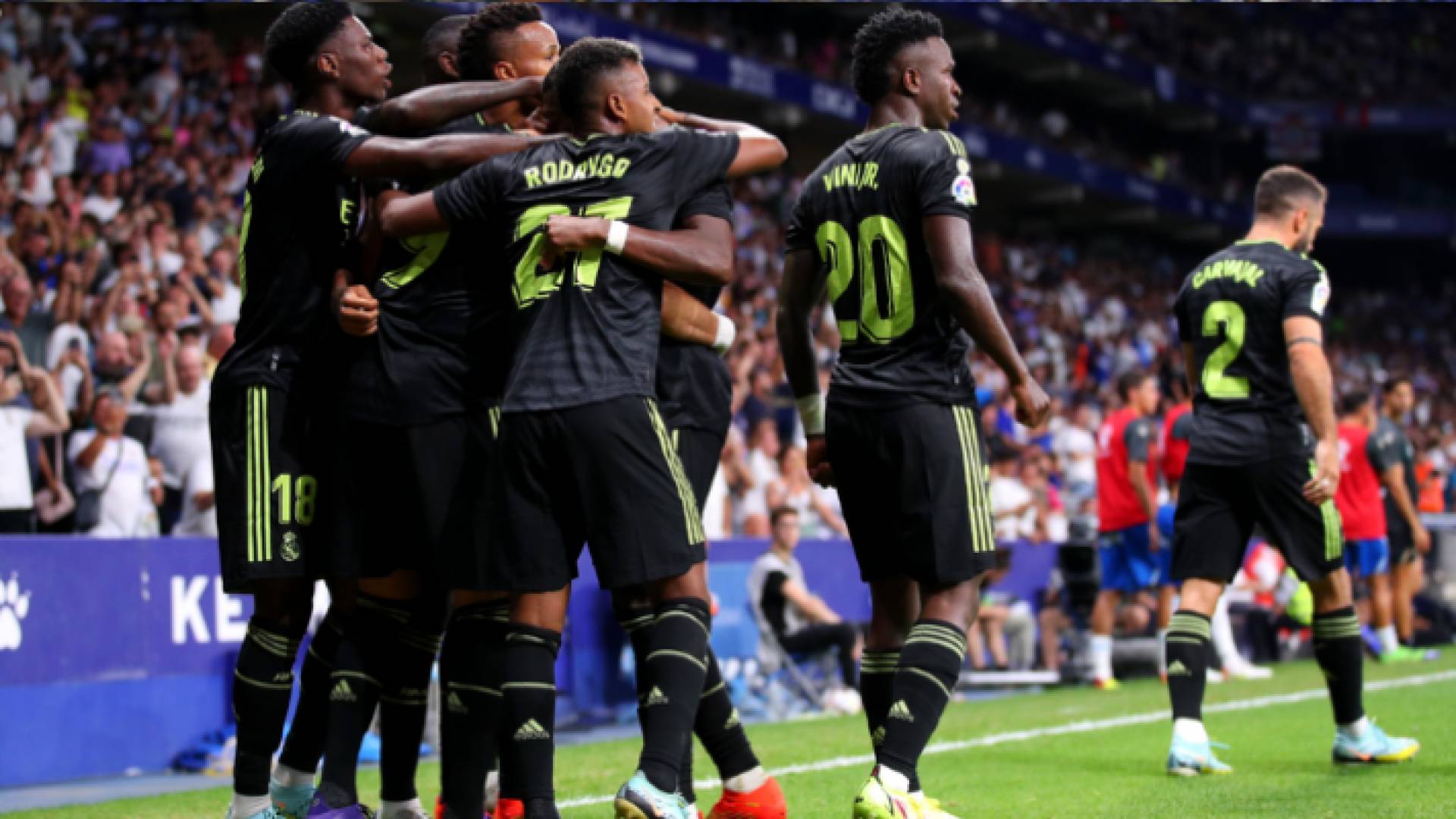 لاعبو ريال مدريد يحتفلون بالفوز على سيلتك الإسكتلندي في دوري أبطال أوروبا