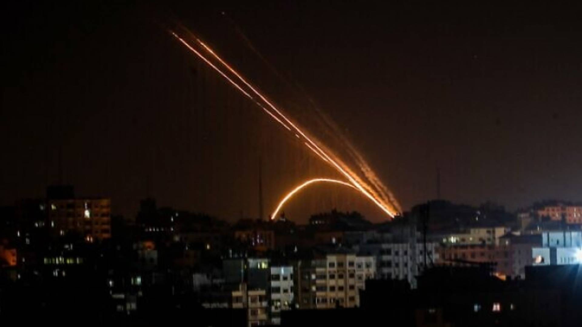 صورة أرشيفية لإطلاق صواريخ من قطاع غزة