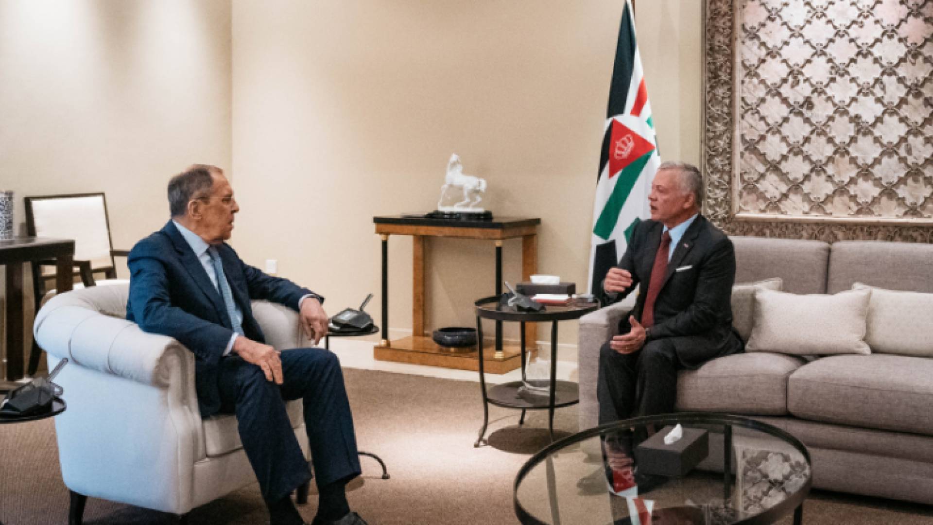 الملك أثناء لقائه وزير الخارجية الروسي سيرجي لافروف