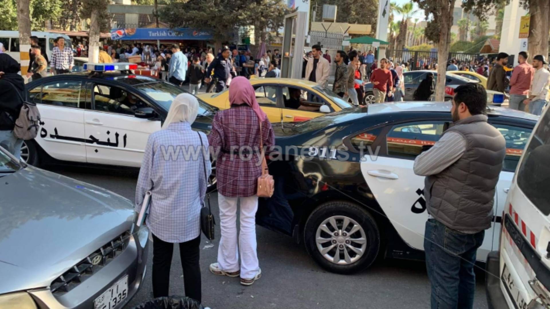 الصورة من أمام الجامعة