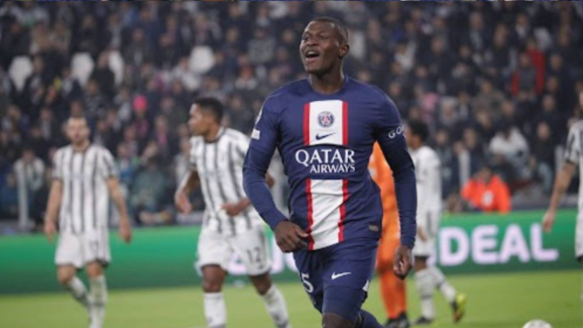 لاعب باريس سان جيرمان نونو مينديز يحتفل بالفوز على يوفنتوس