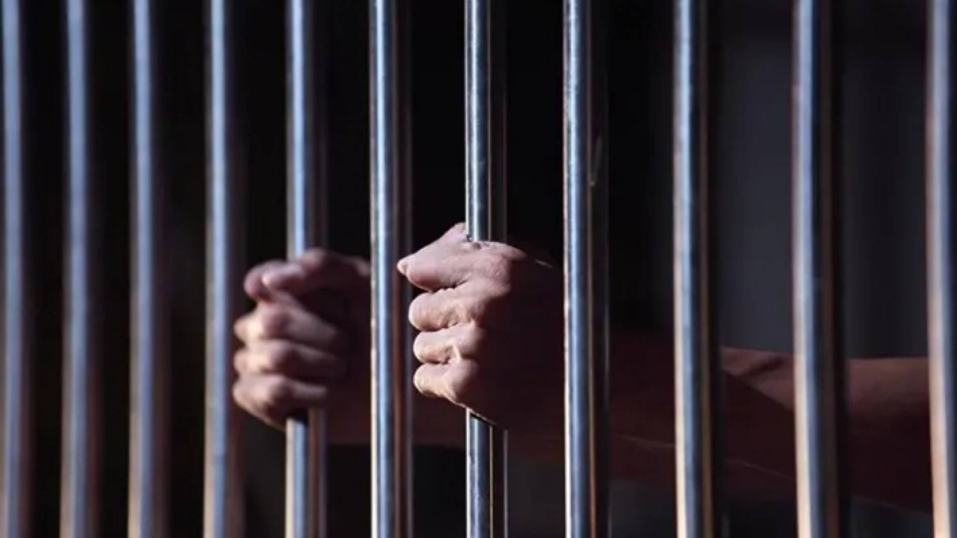 شخص في أحد السجون