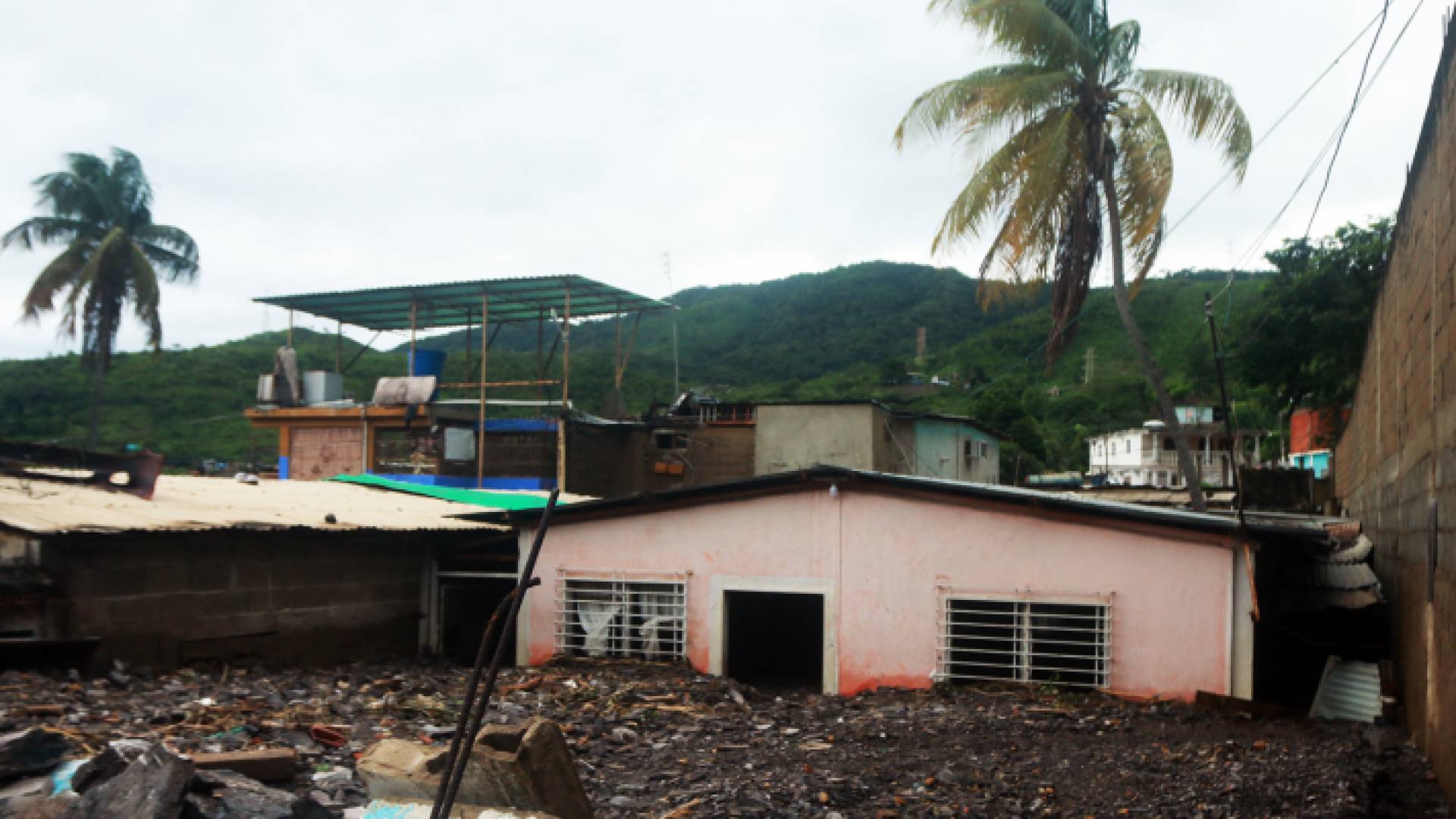 آثار الدمار الذي خلفته الأمطار الغزيرة في فنزويلا