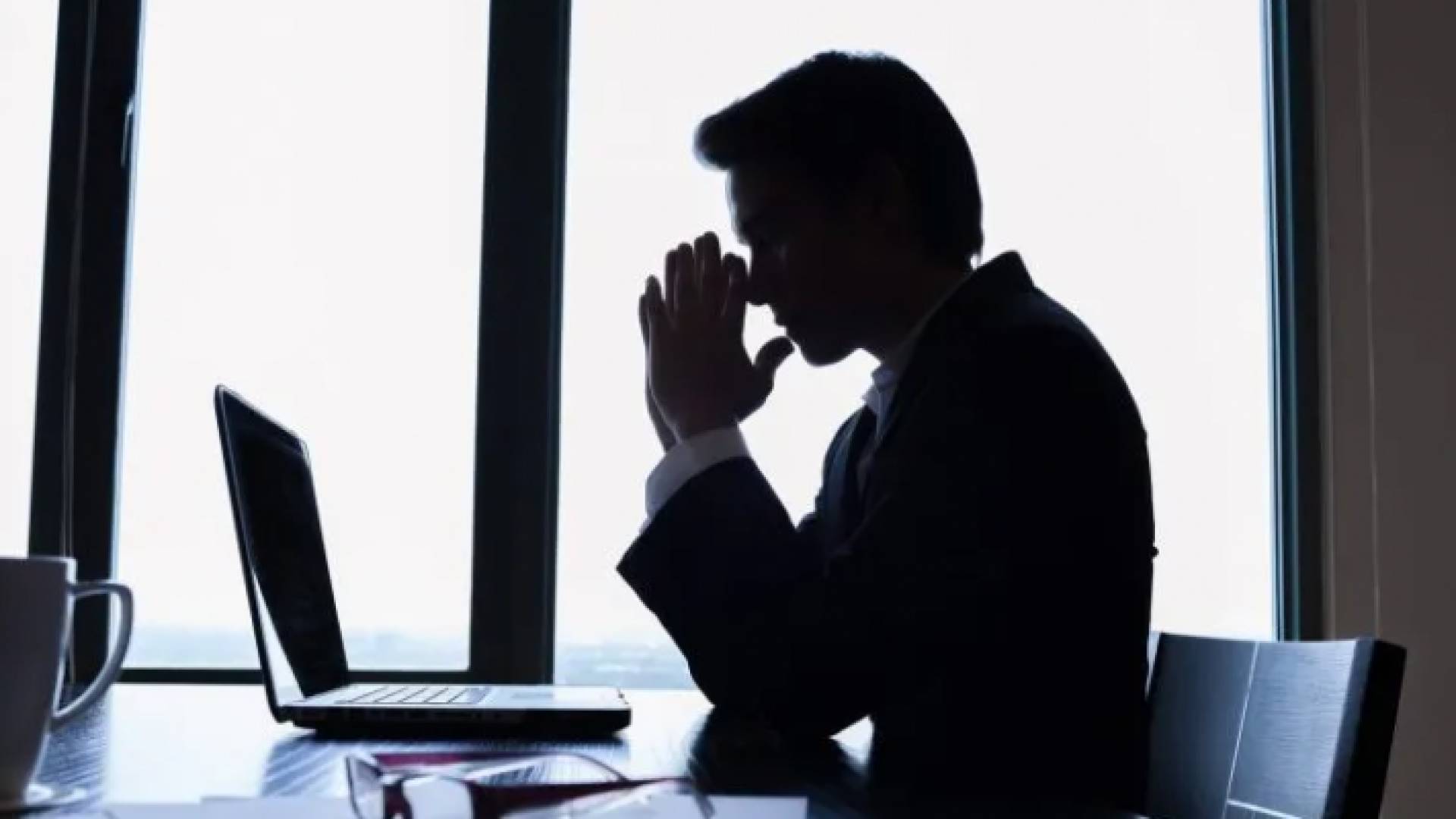 صورة توضيحية لموظف في القطاع الخاص