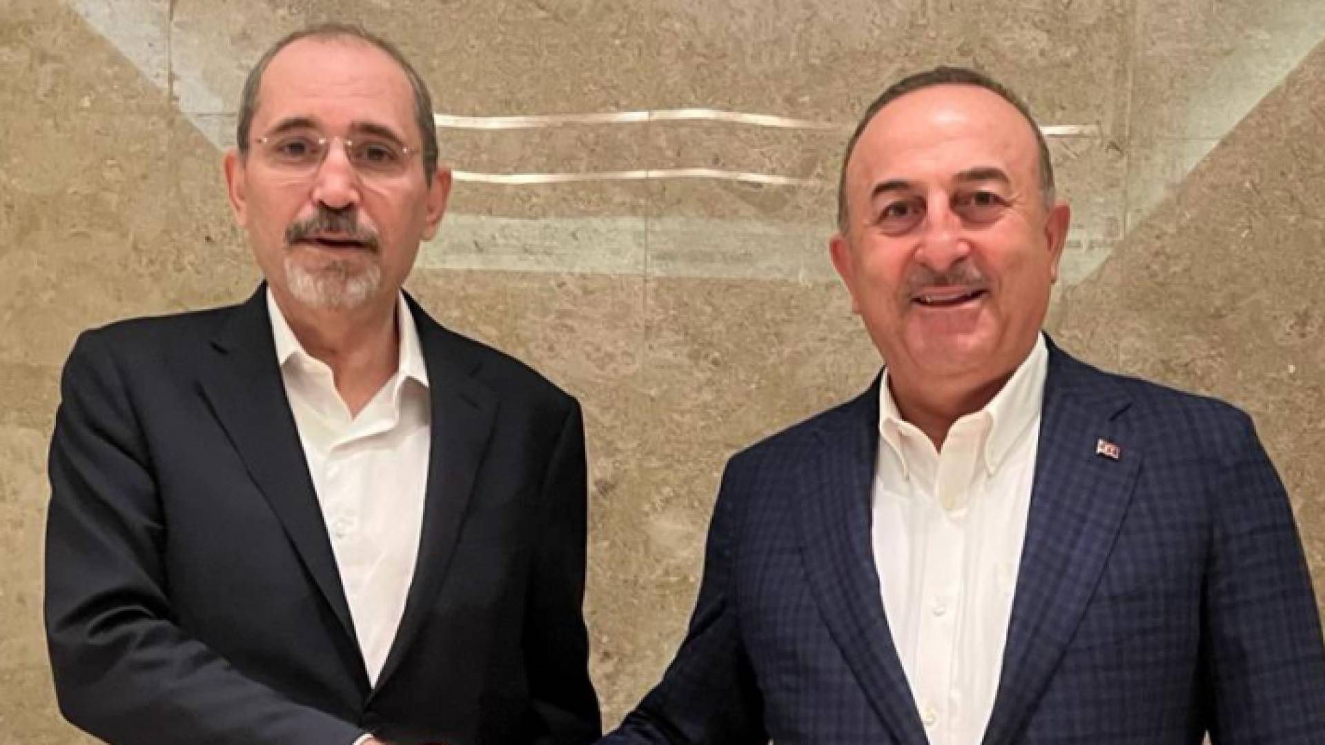 وزير الخارجية أيمن الصفدي إلى جانب نظيره التركي مولود أوغلو