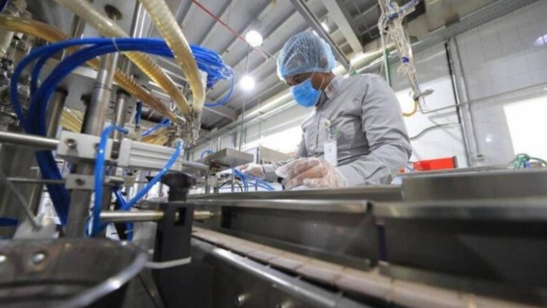 صورة أرشيفية لعامل في أحد المصانع