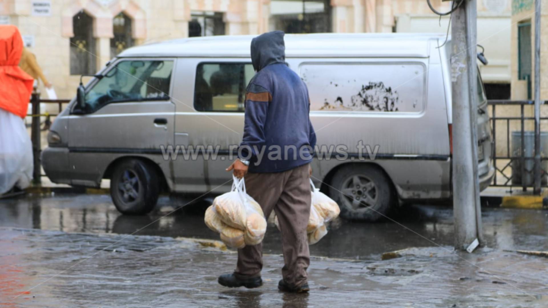 رجل يحمل مادة الخبر