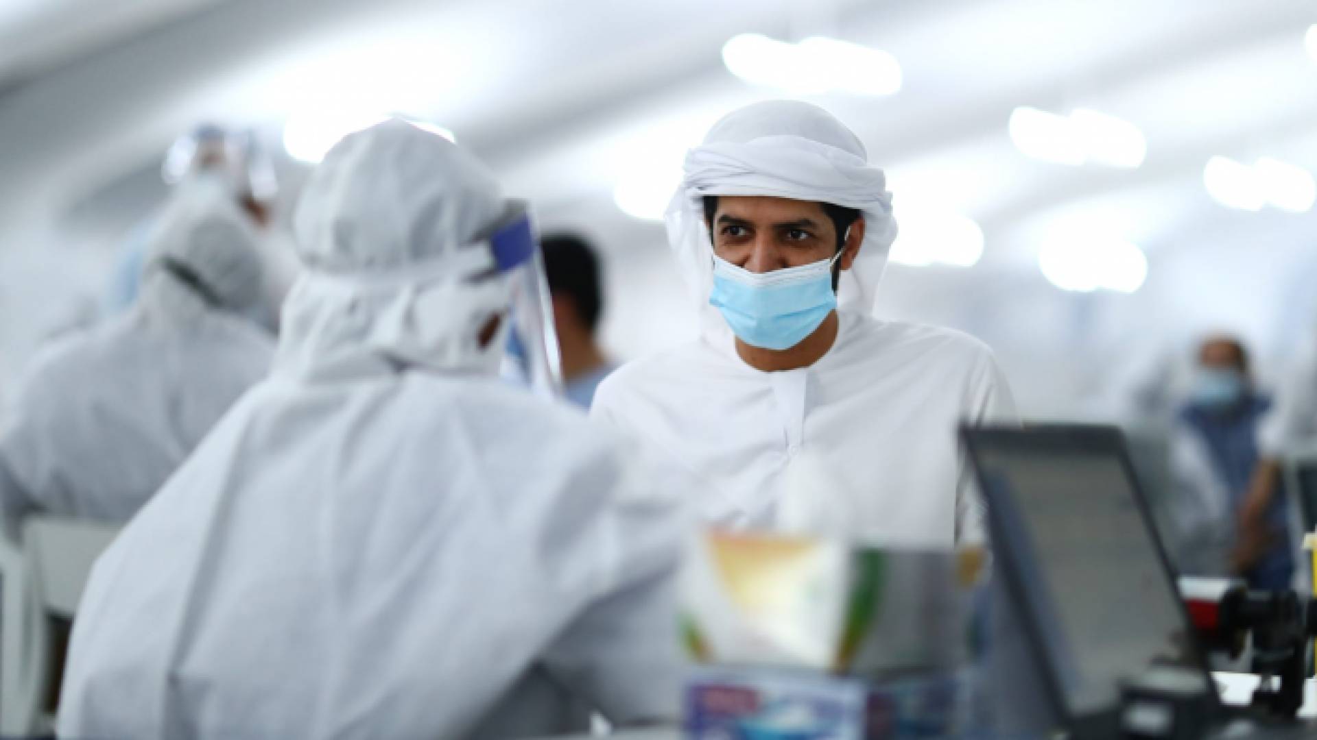 مواطن إماراتي يجري فحصا لكورونا