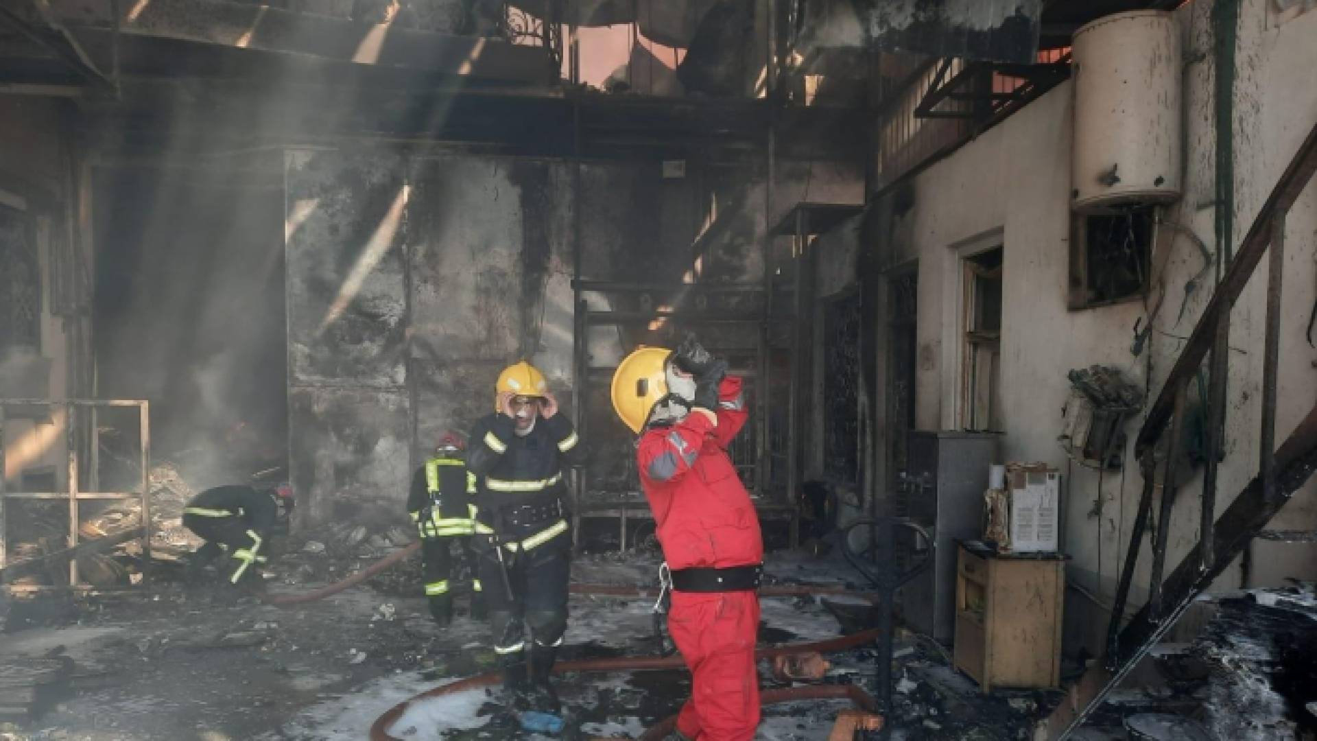 عناصر الدفاع المدني العراقي في أثناء التعامل مع الحريق