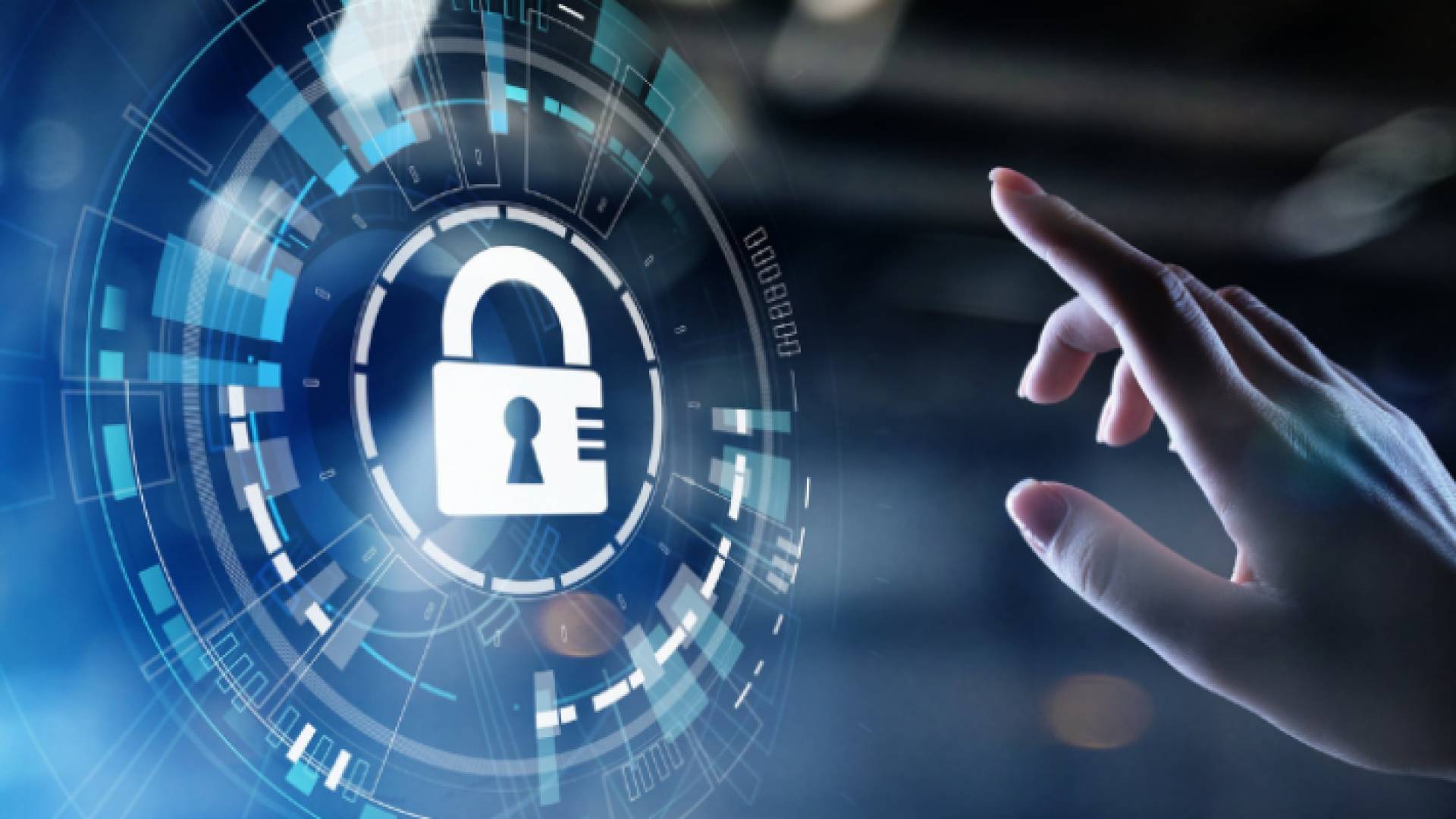 خبير أمن سيبراني