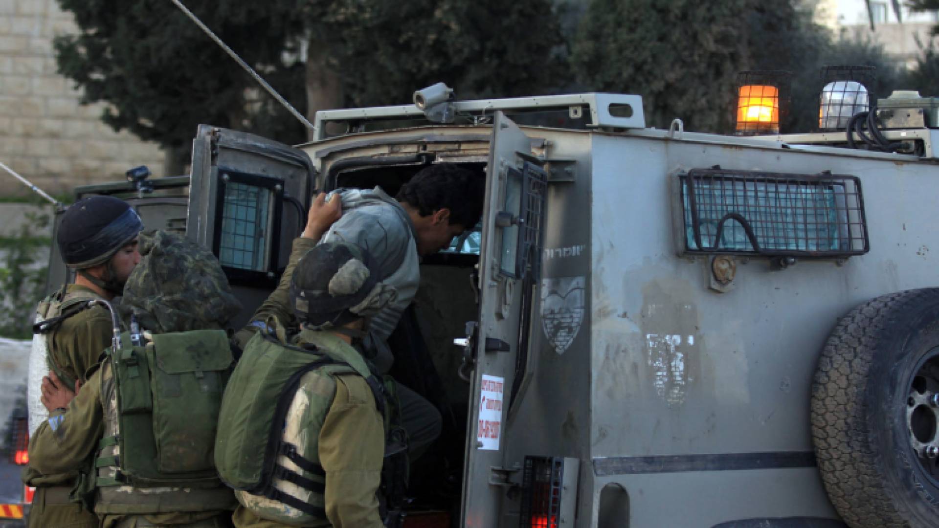 جنود الاحتلال أثناء اعتقالهم فلسطينيا -أرشيفية
