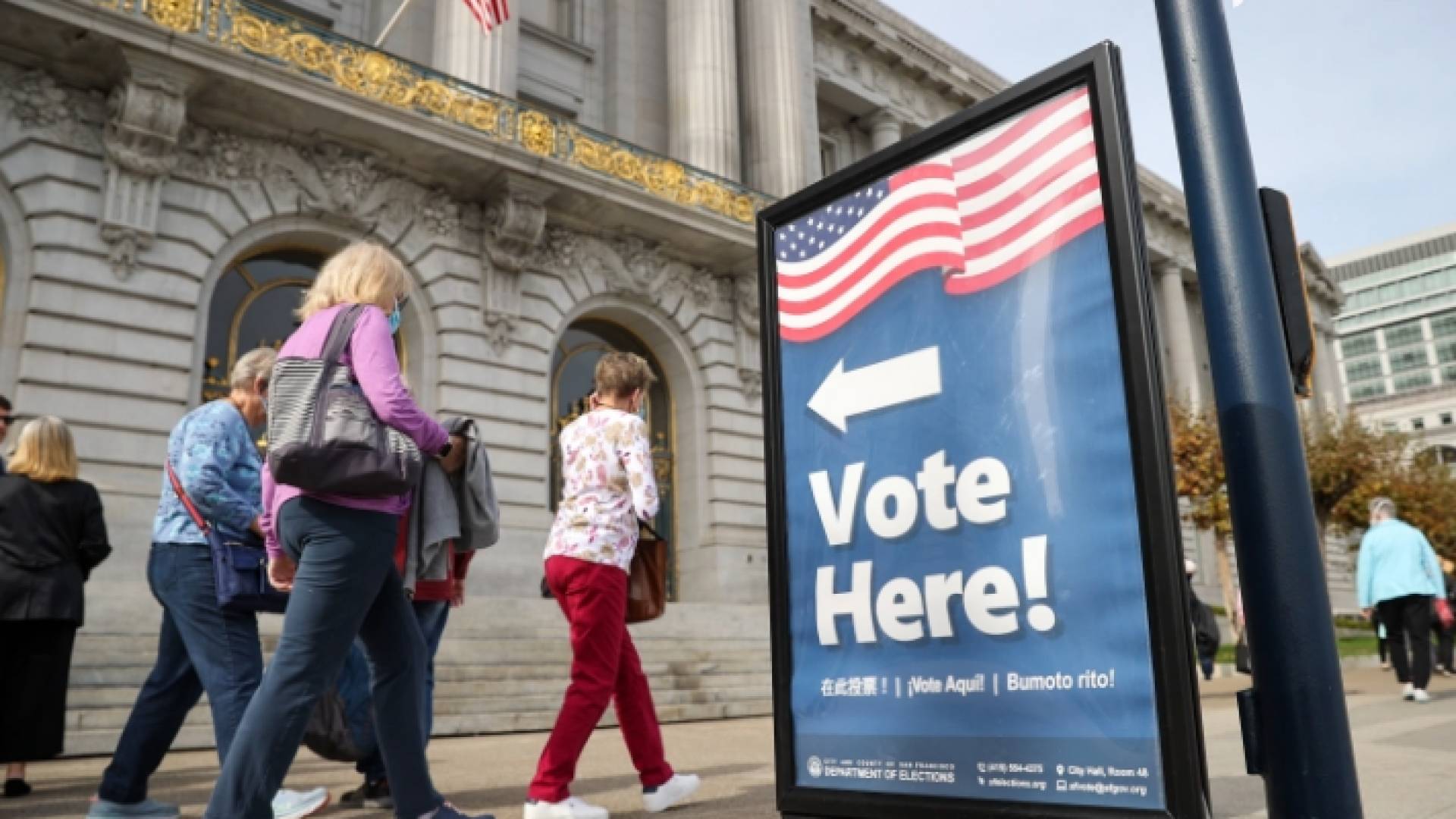 أمريكيون يتوجهون إلى احد مراكز الاقتراع - أرشيفية