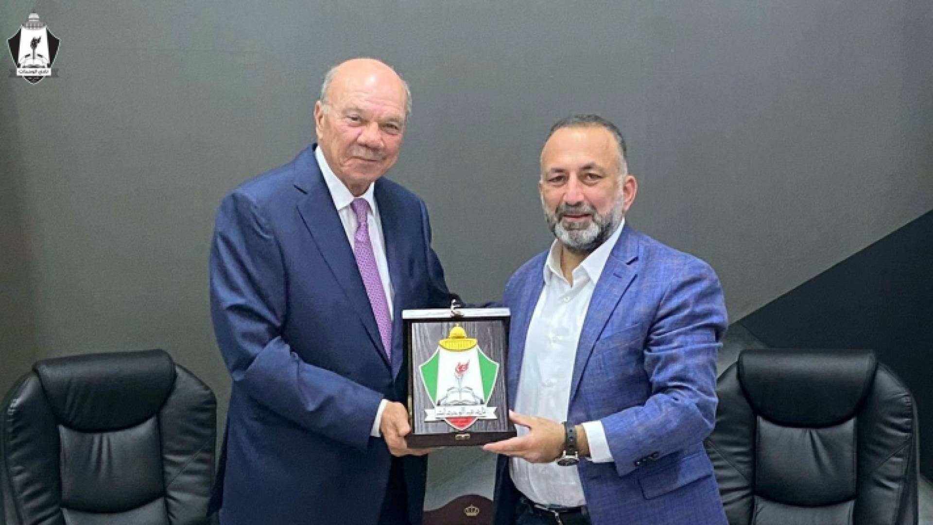 فيصل الفايز أثناء تكريمه من قبل رئيس نادي الوحدات بشار حوامدة