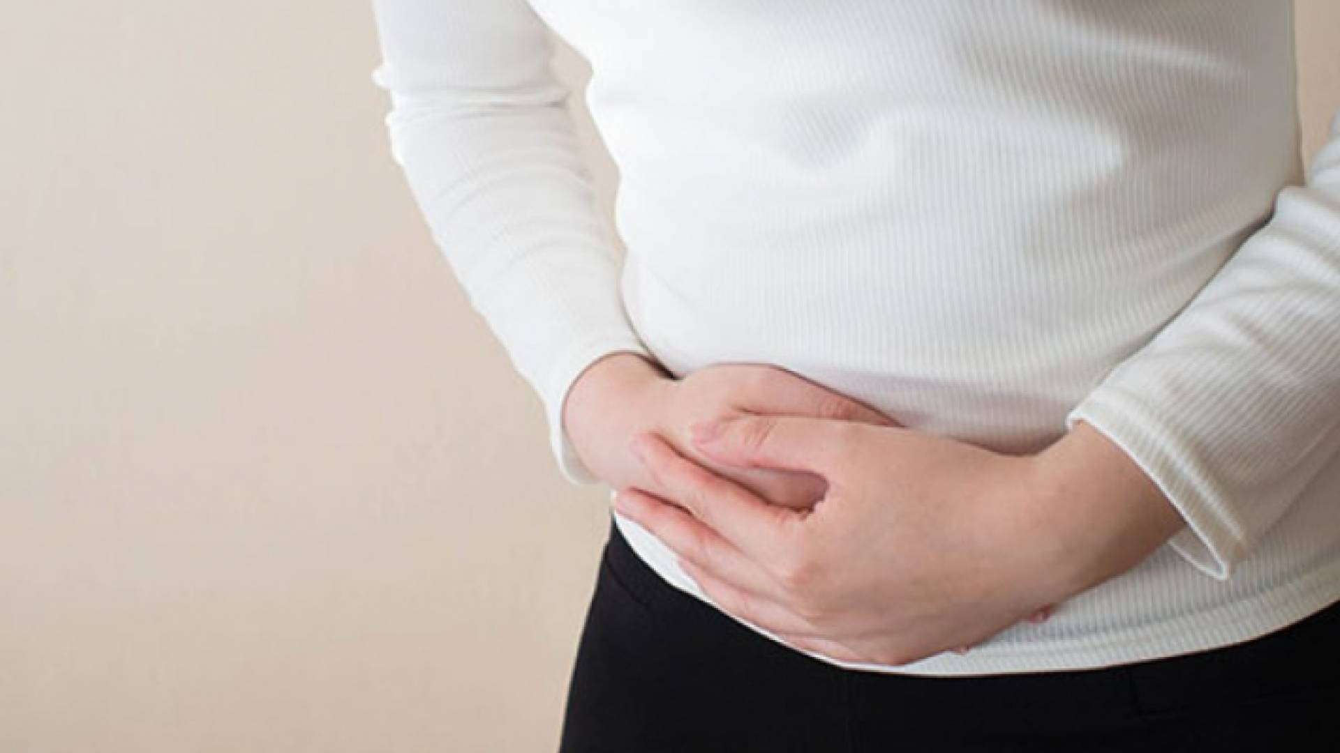 فتاة تعاني من ألم في البطن