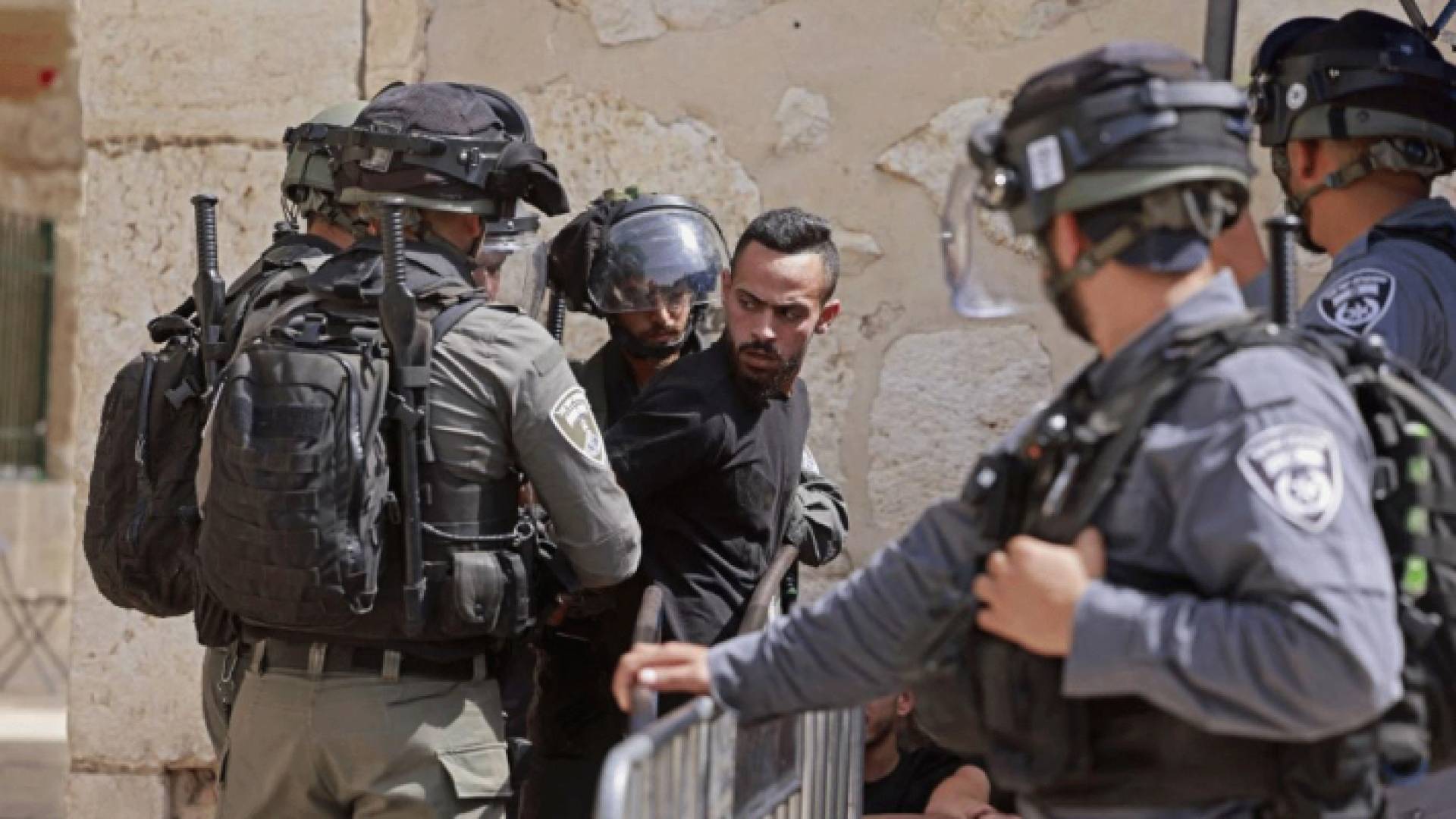 قوات الاحتلال أثناء اعتقال فلسطيني - أرشيفية