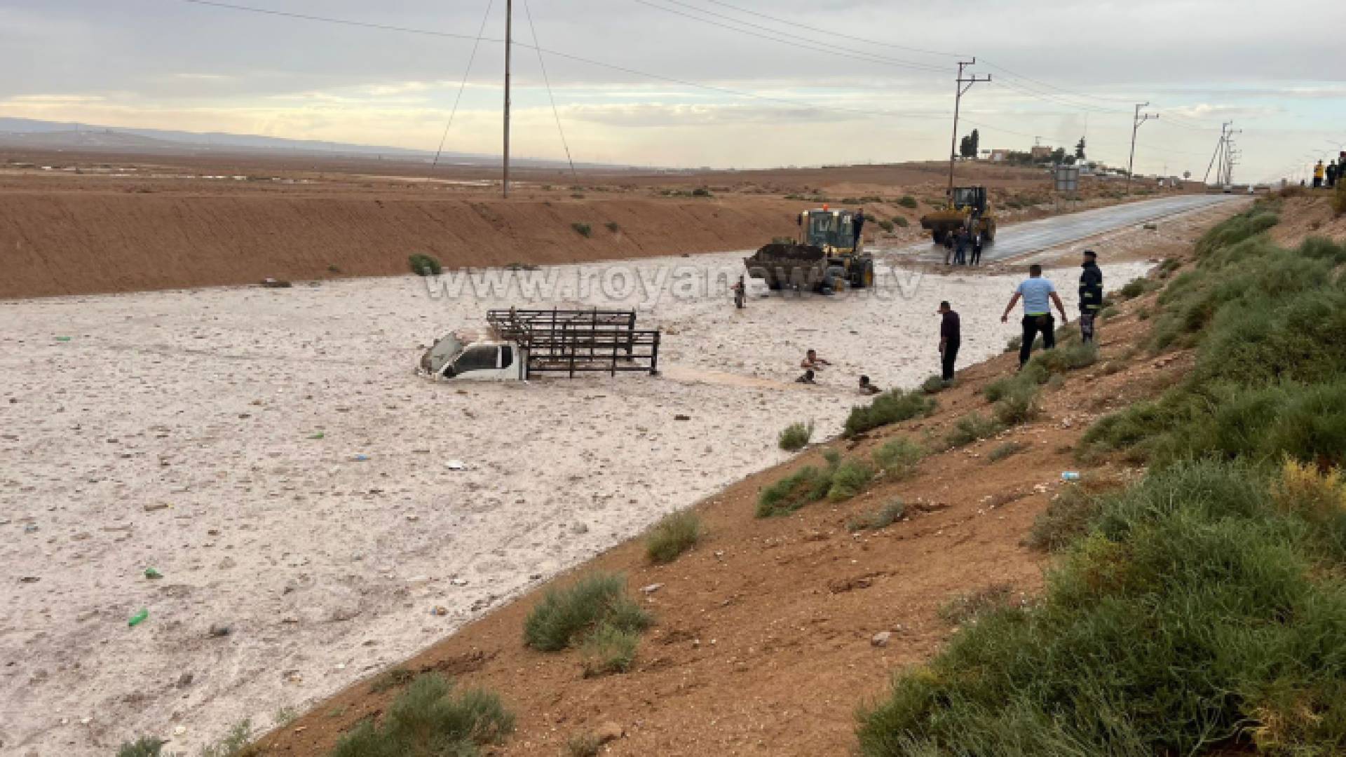 محاولات كوادر الدفاع المدني إخراج مركبة عالقة داخل نفق حوشا في المفرق