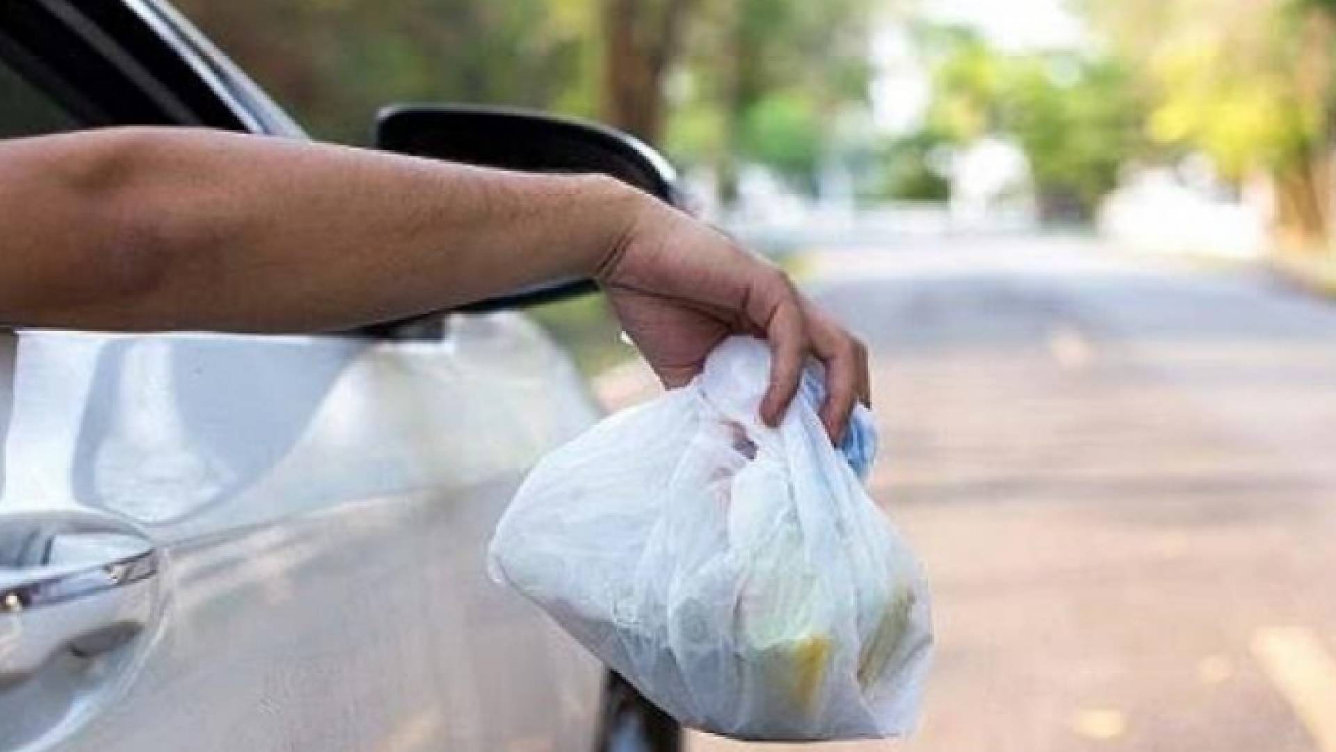 سائق يرمي كيس قمامة من نافذة مركبته