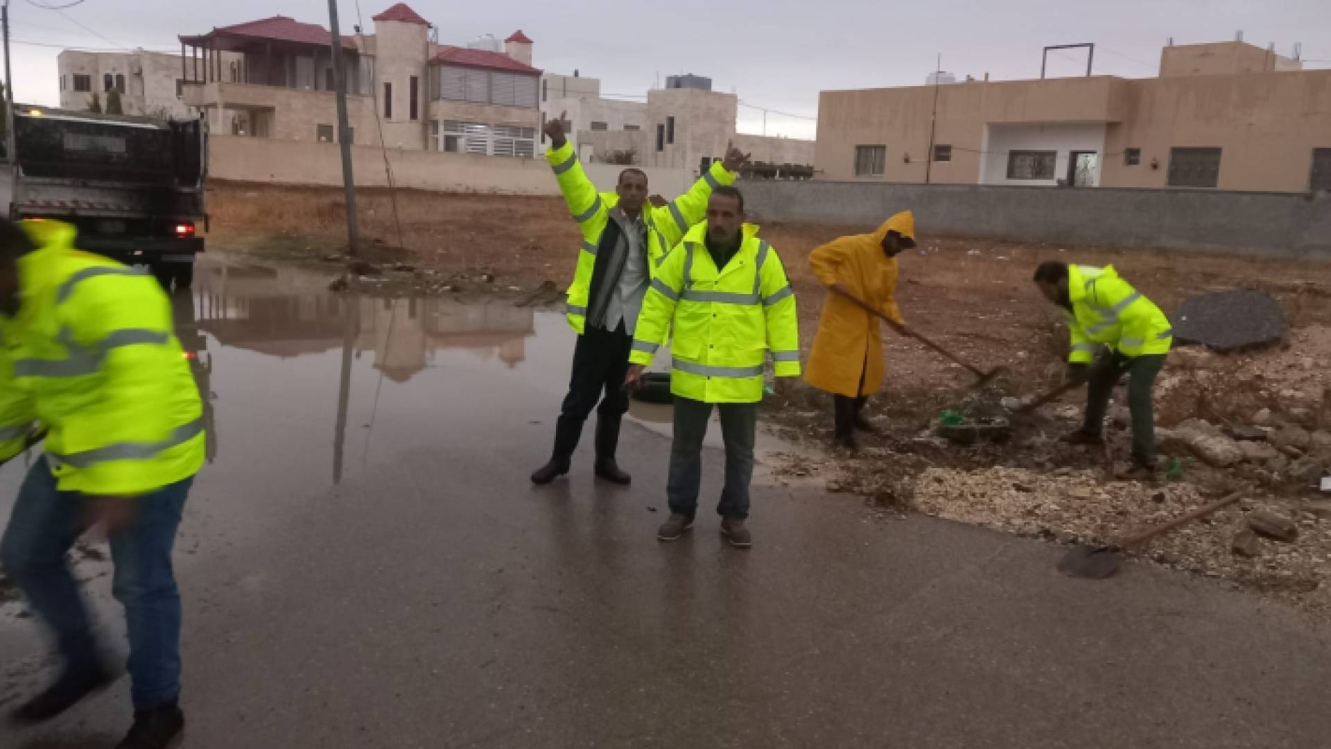 كوادر بلدية مادبا تتعامل مع ملاحظات خلال المنخفض الجوي