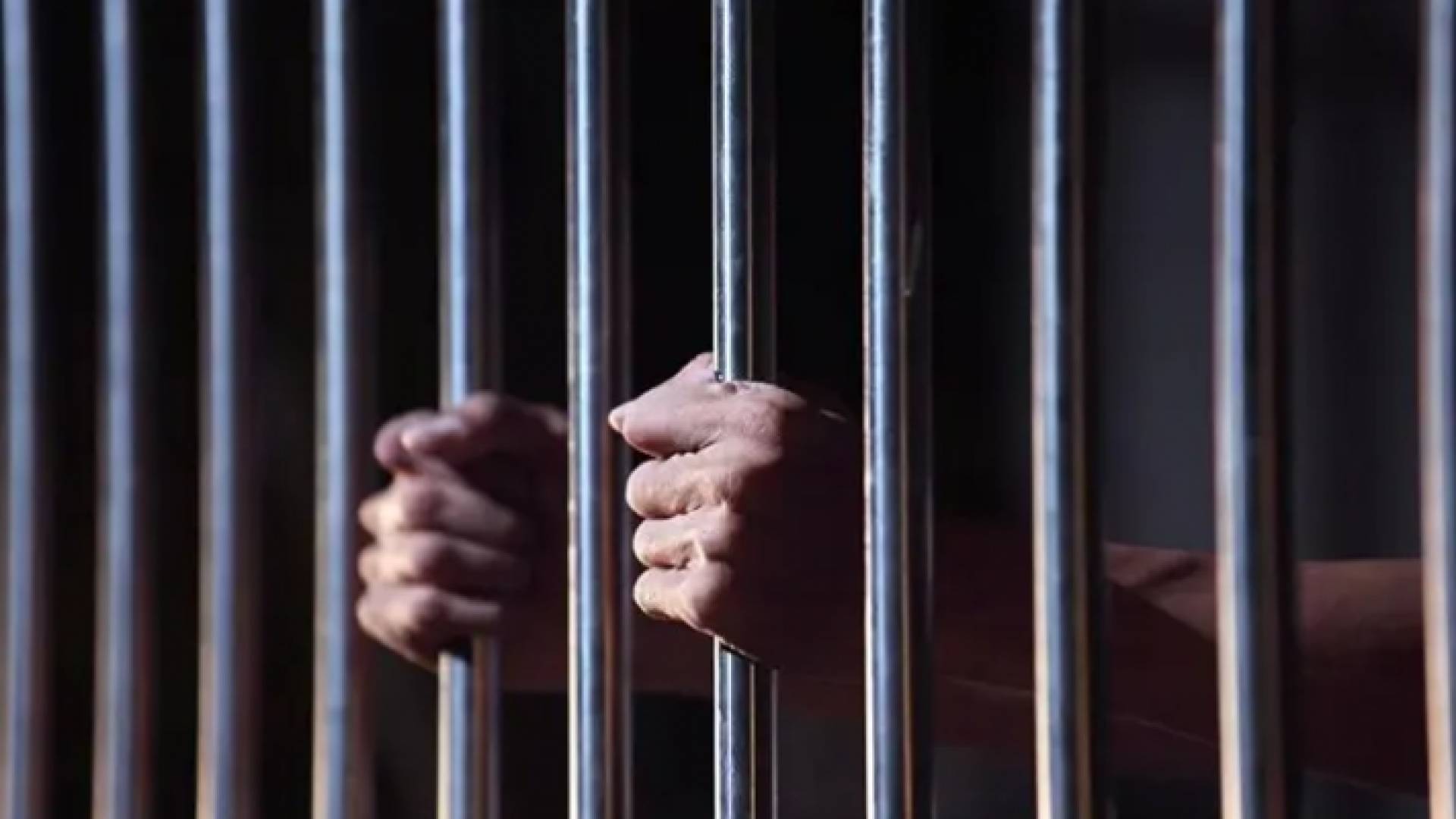 شخص داخل السجن