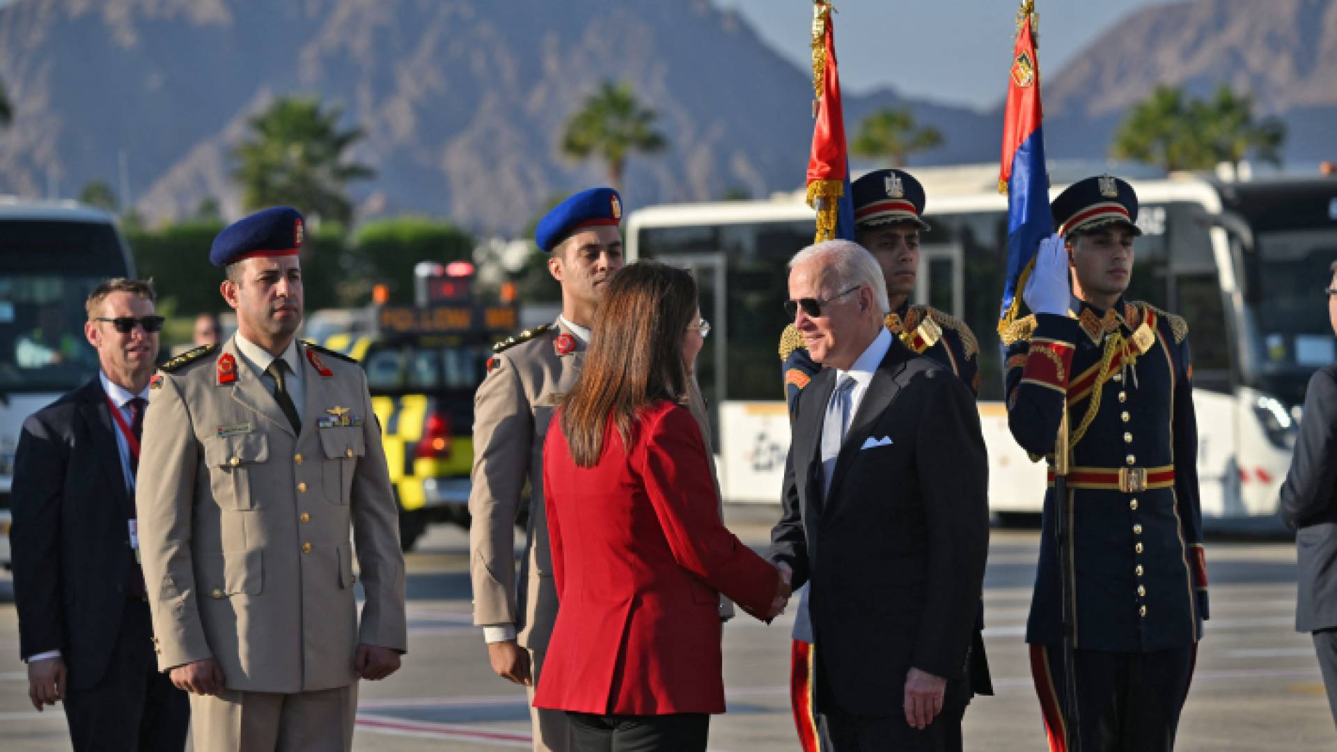 الرئيس الأمريكي جو بايدن في أثناء وصوله إلى مدينة شرم الشيخ المصرية