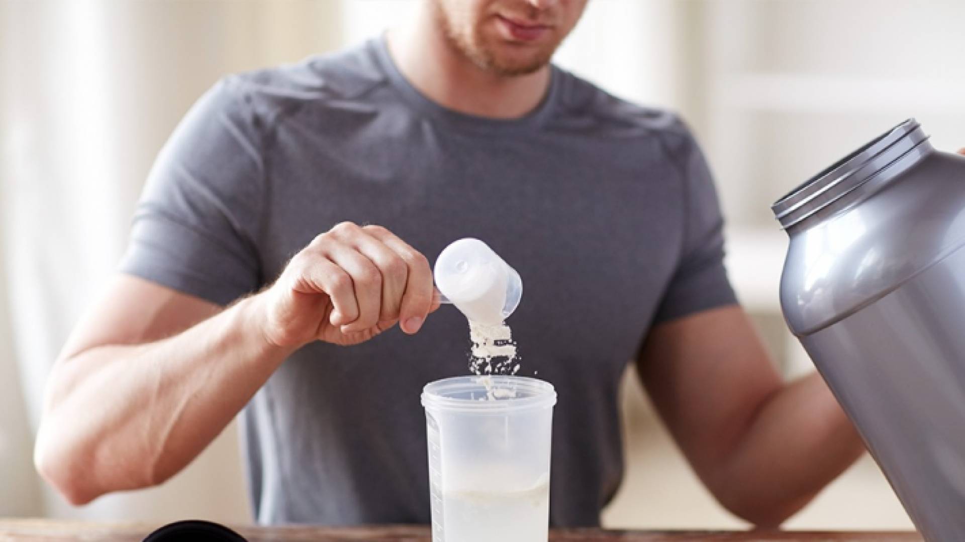 رياضي يستخدم مكملات غذائية