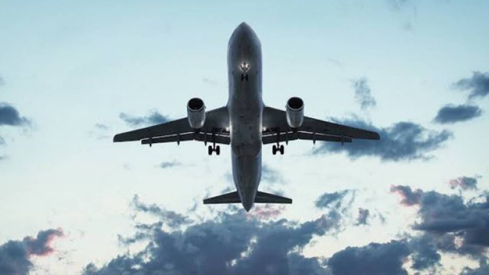 طائرة تحلق في السماء