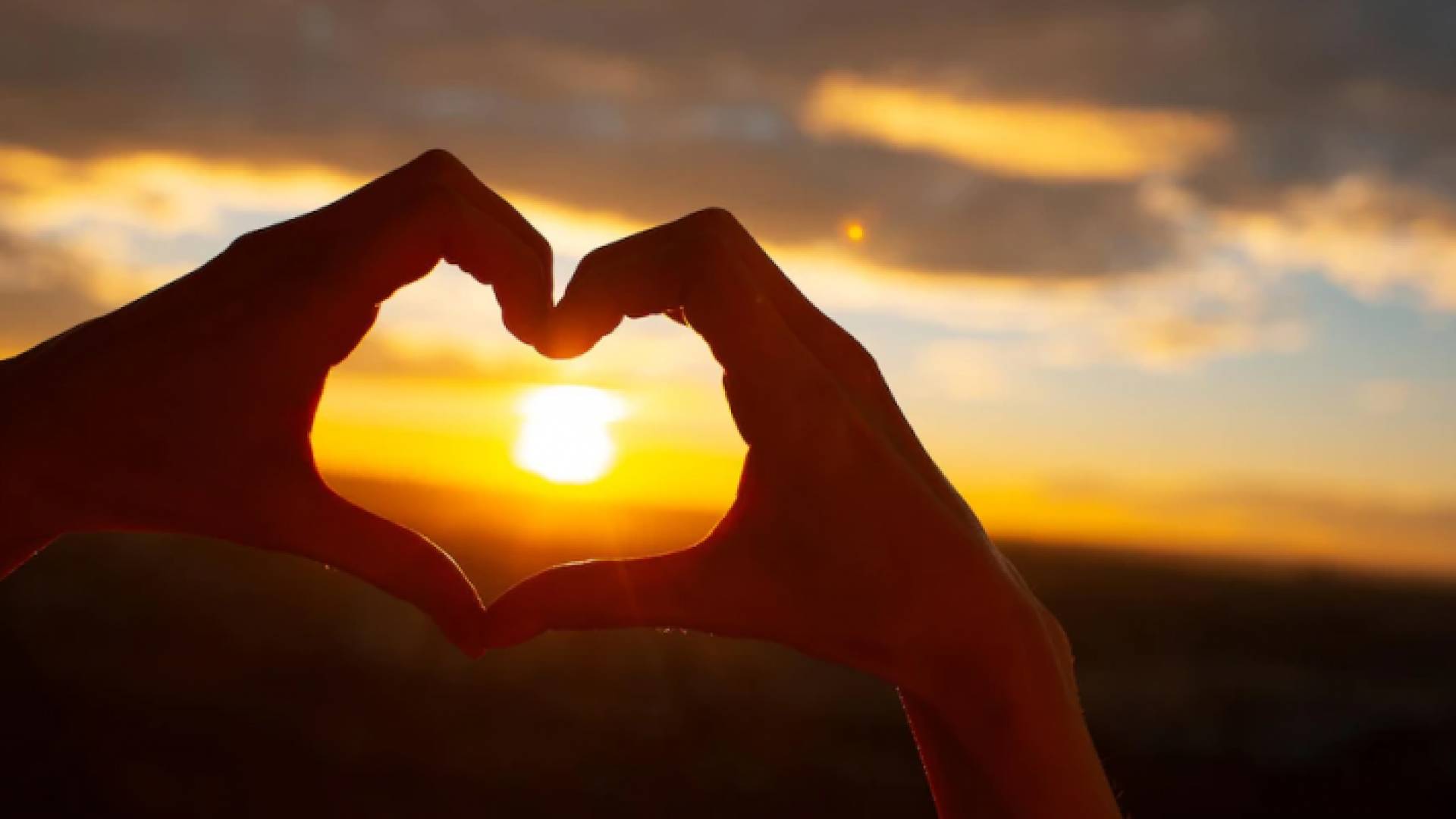 صورة تعبيرية ليد شخصين على شكل قلب حب