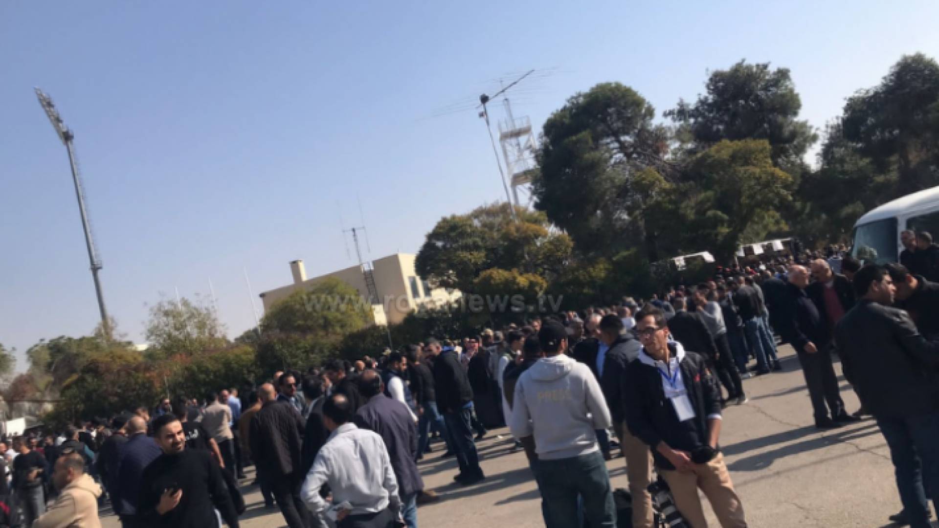 صورة من أمام قصر الرياضة