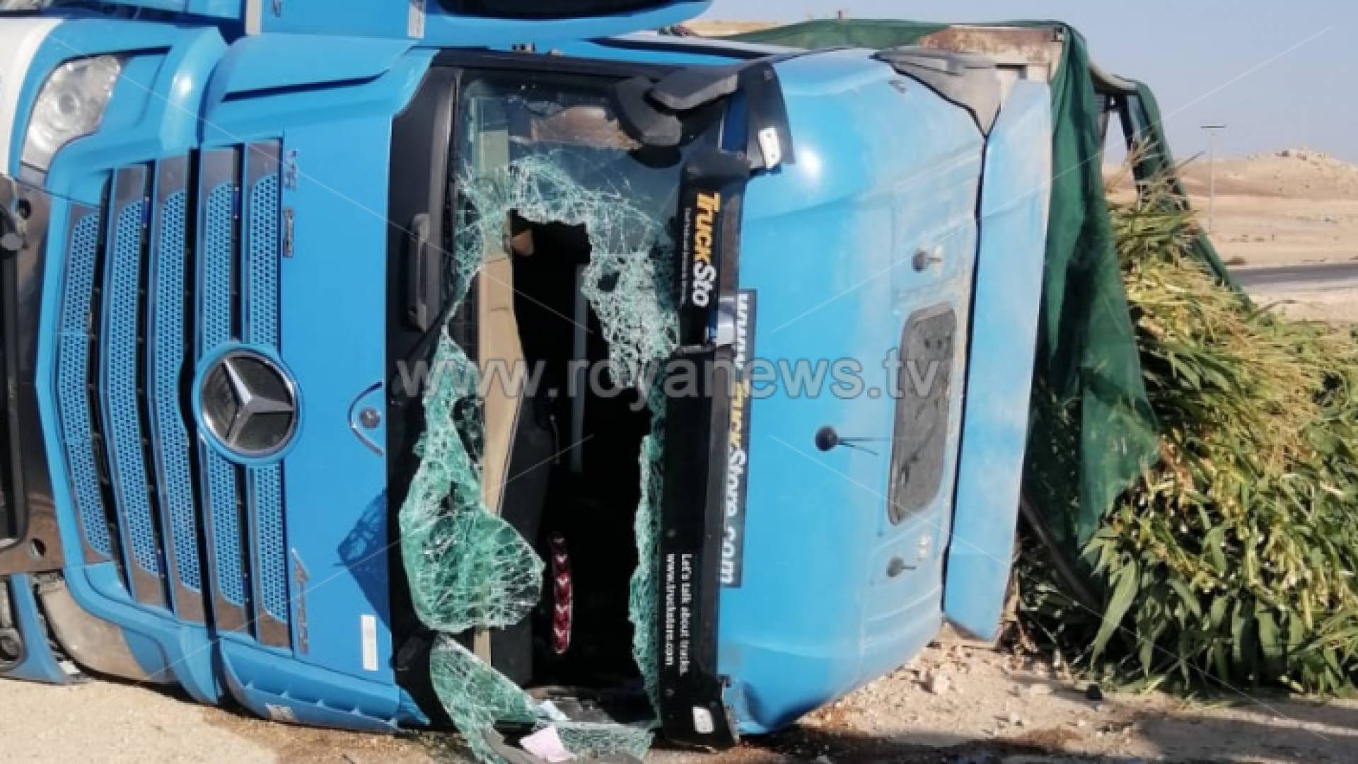 الشاحنة عقب حادث التدهور والانقلاب