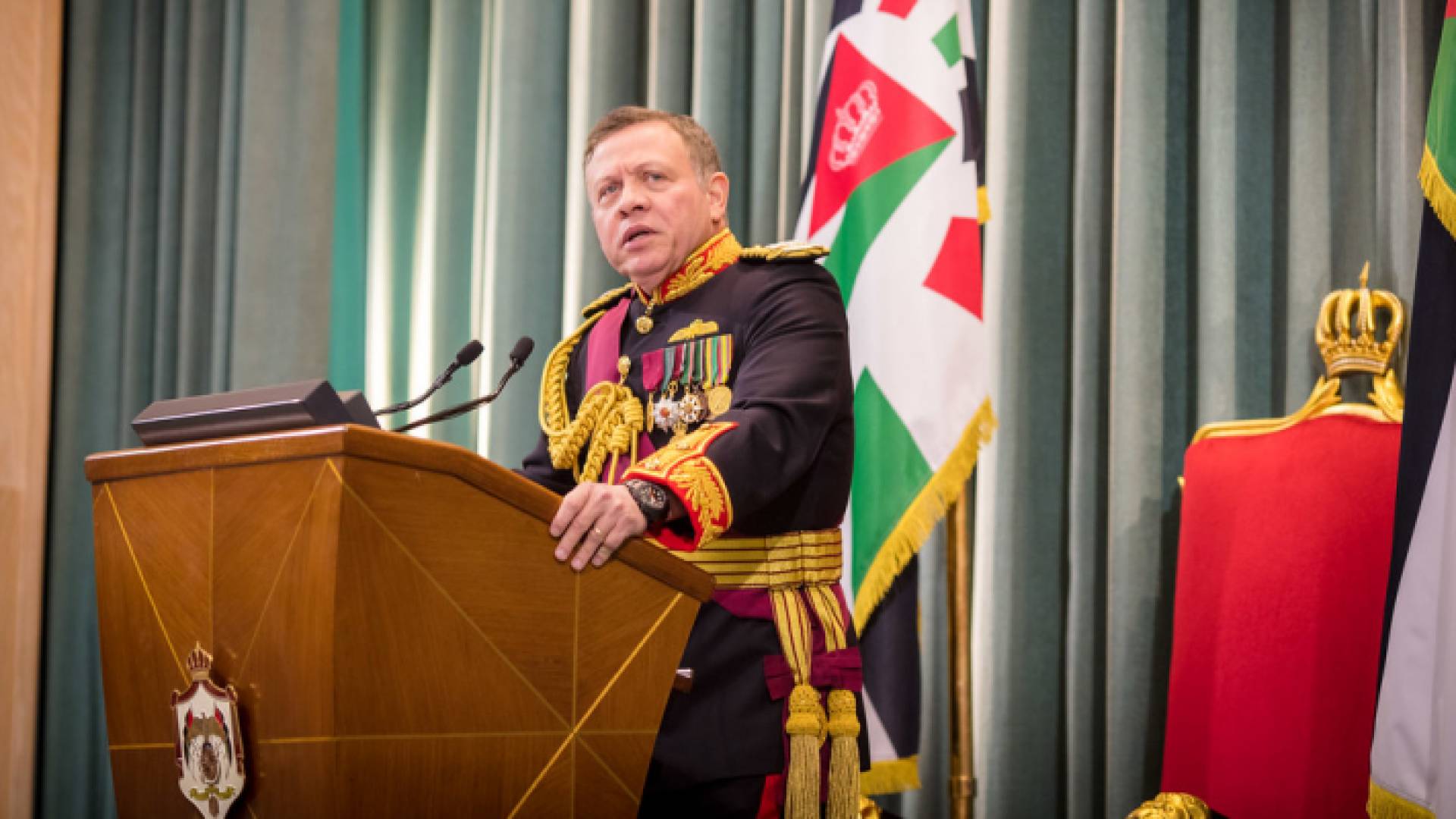 صورة أرشيفية لجلالة الملك عبدالله الثاني في أثناء افتتاح دورة عادية لمجلس الأمة