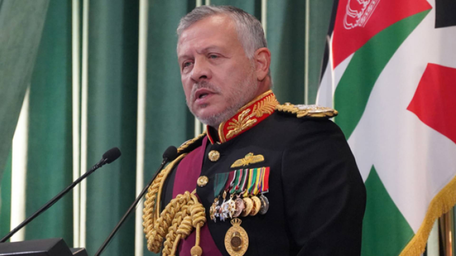 صورة أرشيفية لجلالة الملك عبدالله الثاني في أثناء افتتاح دورة عادية لمجلس الأمة