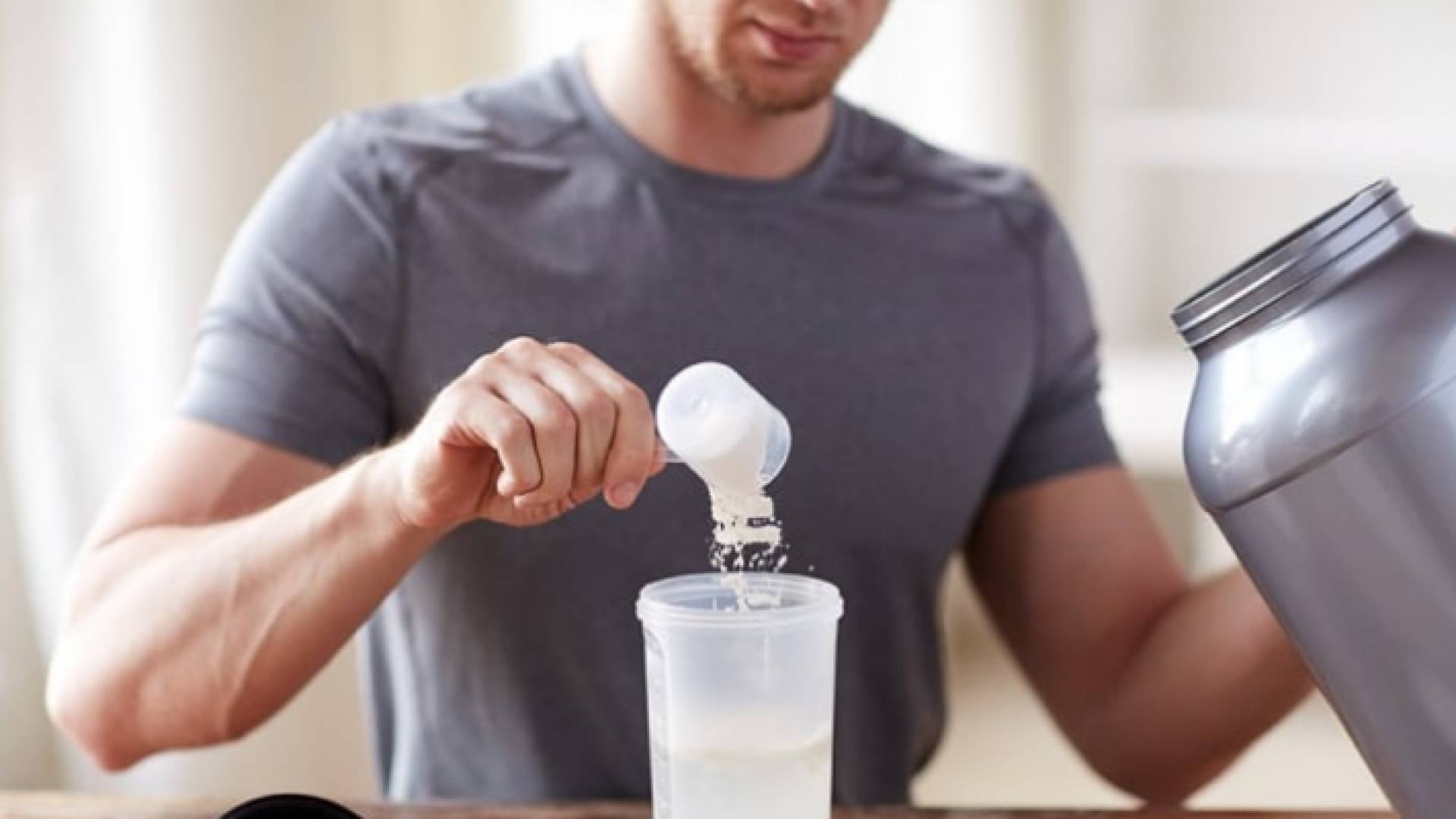 رياضي يحضر مكملات غذائية لاستخدامها