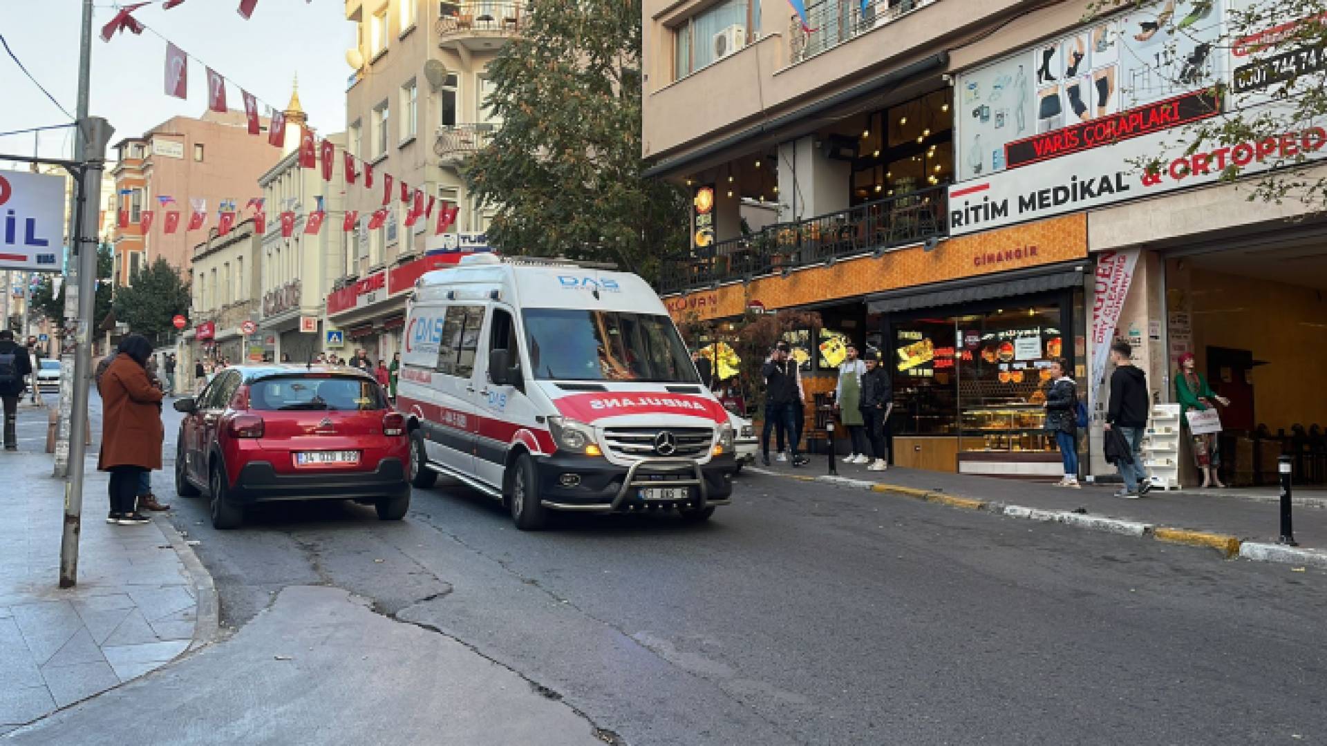 سيارة إسعاف في منطقة تقسيم