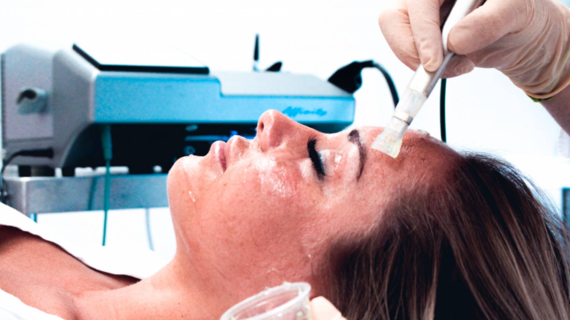 سيدة تجري عملية عناية ببشرتها