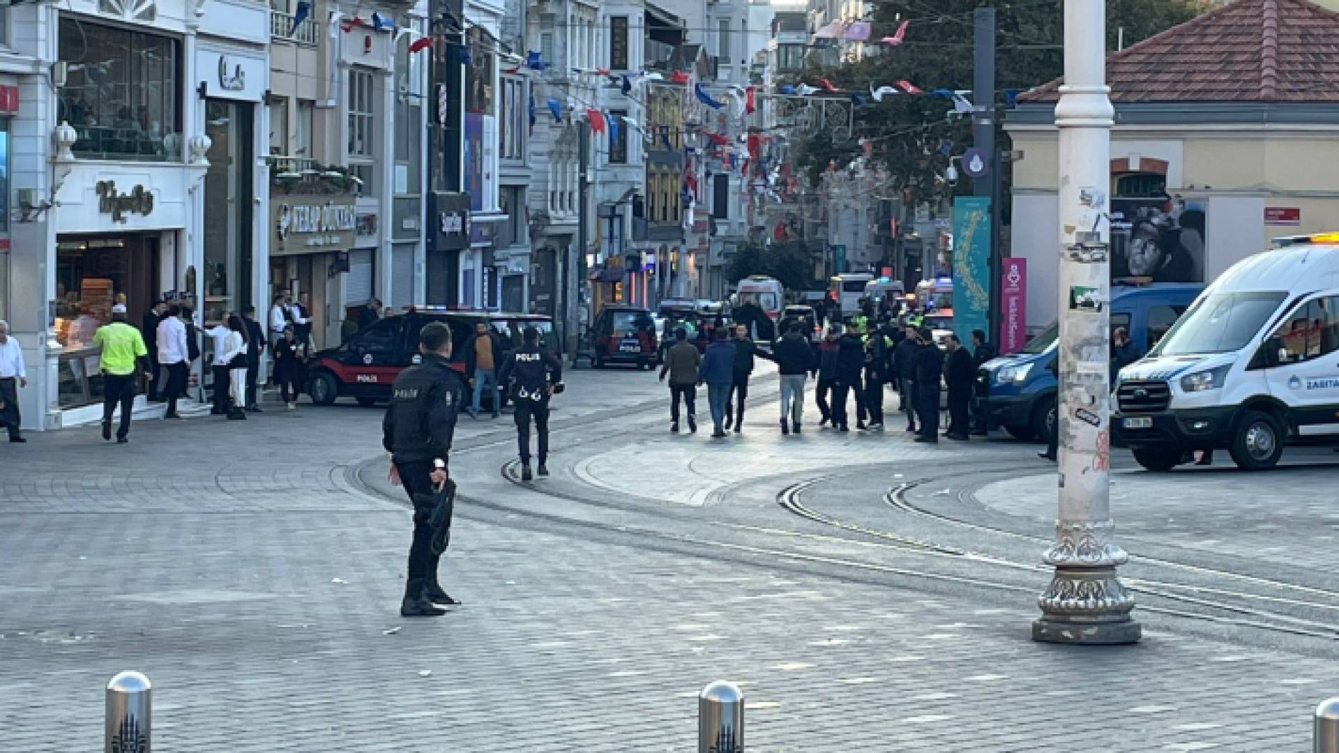 فرق الإسعاف في شارع الاستقلال بمنطقة تقسيم