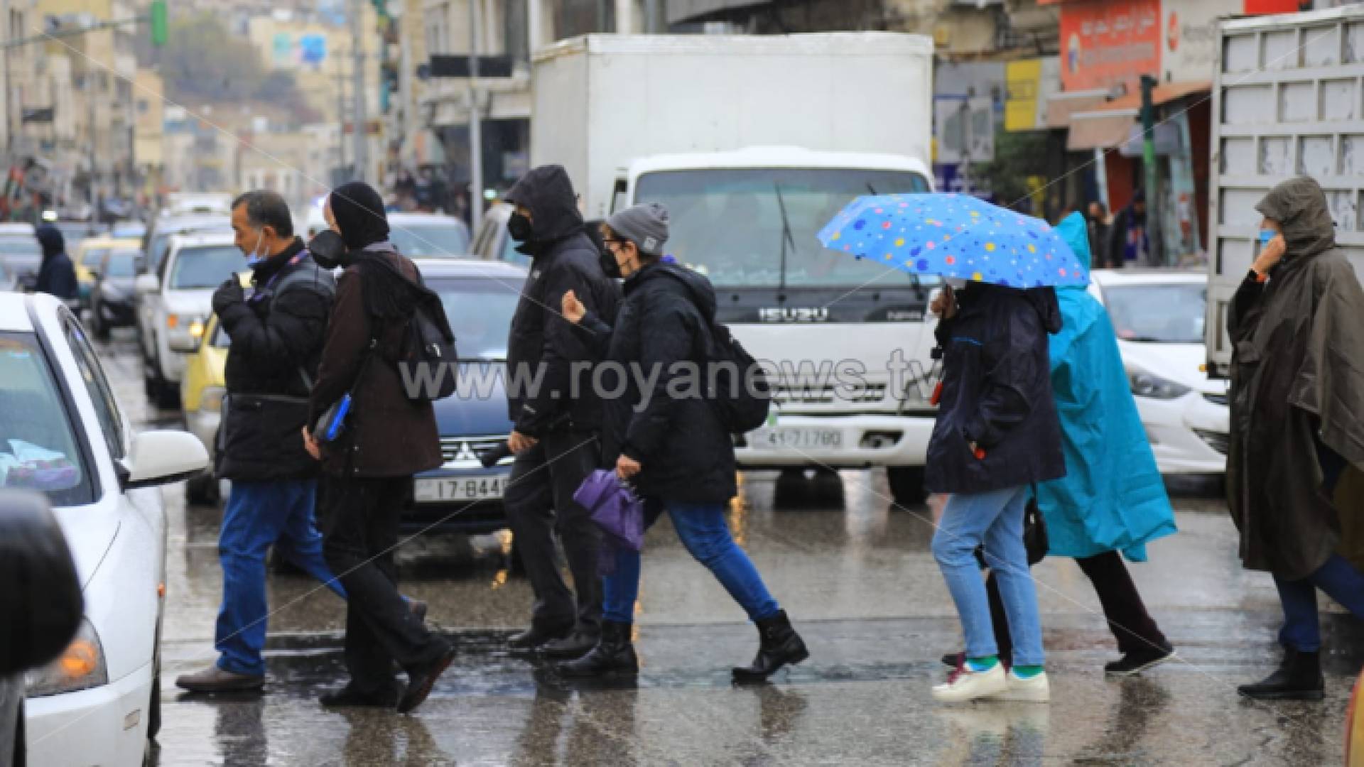 أشخاص يسيرون في أحد الشوارع