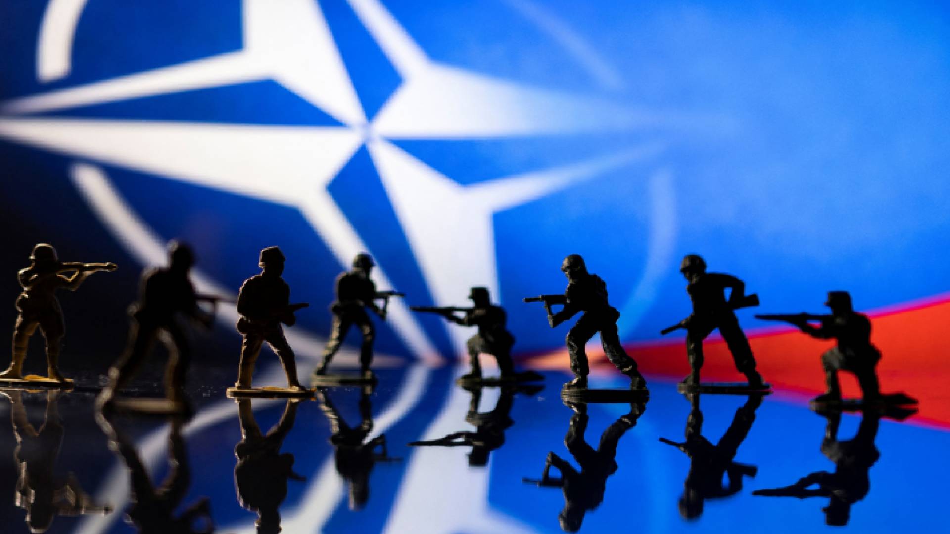 صورة تعبيرية لجنود منتمين لحلف شمال الأطلسي مع شعاره