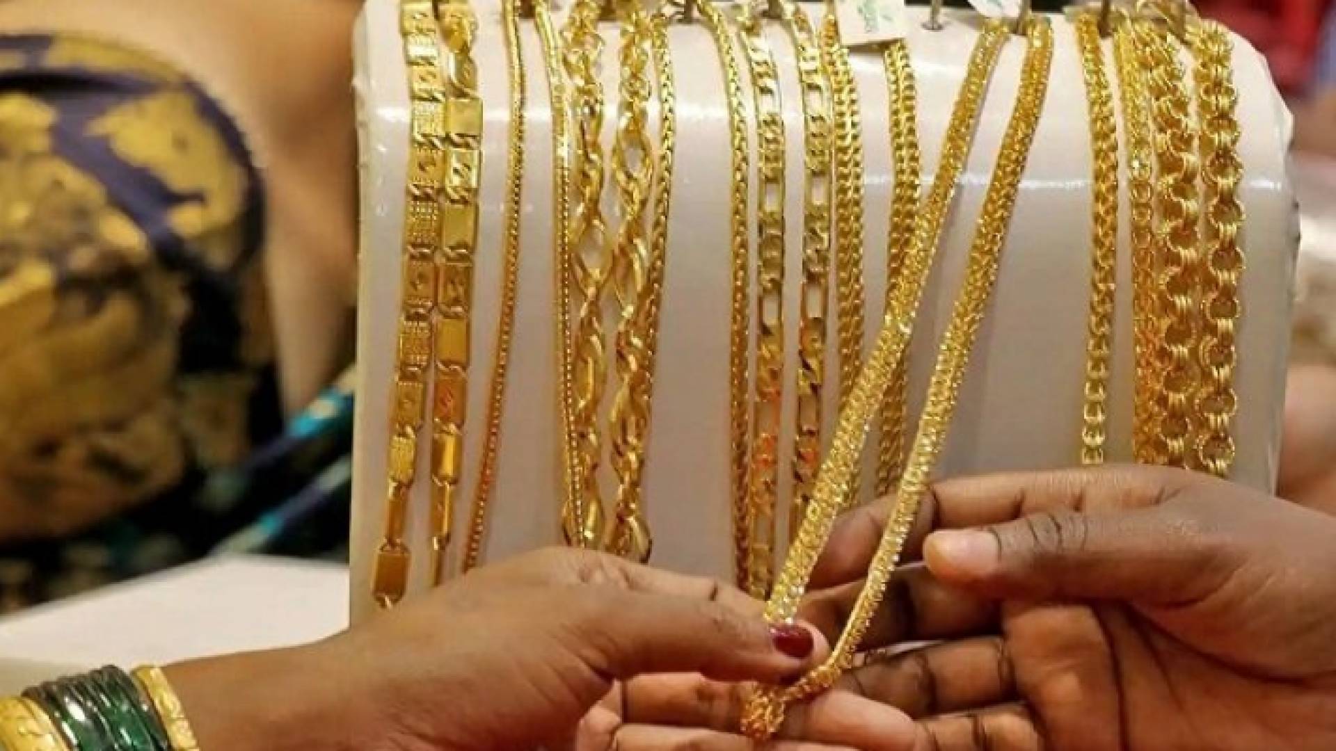 سيدة تشتري الذهب - أرشيفية