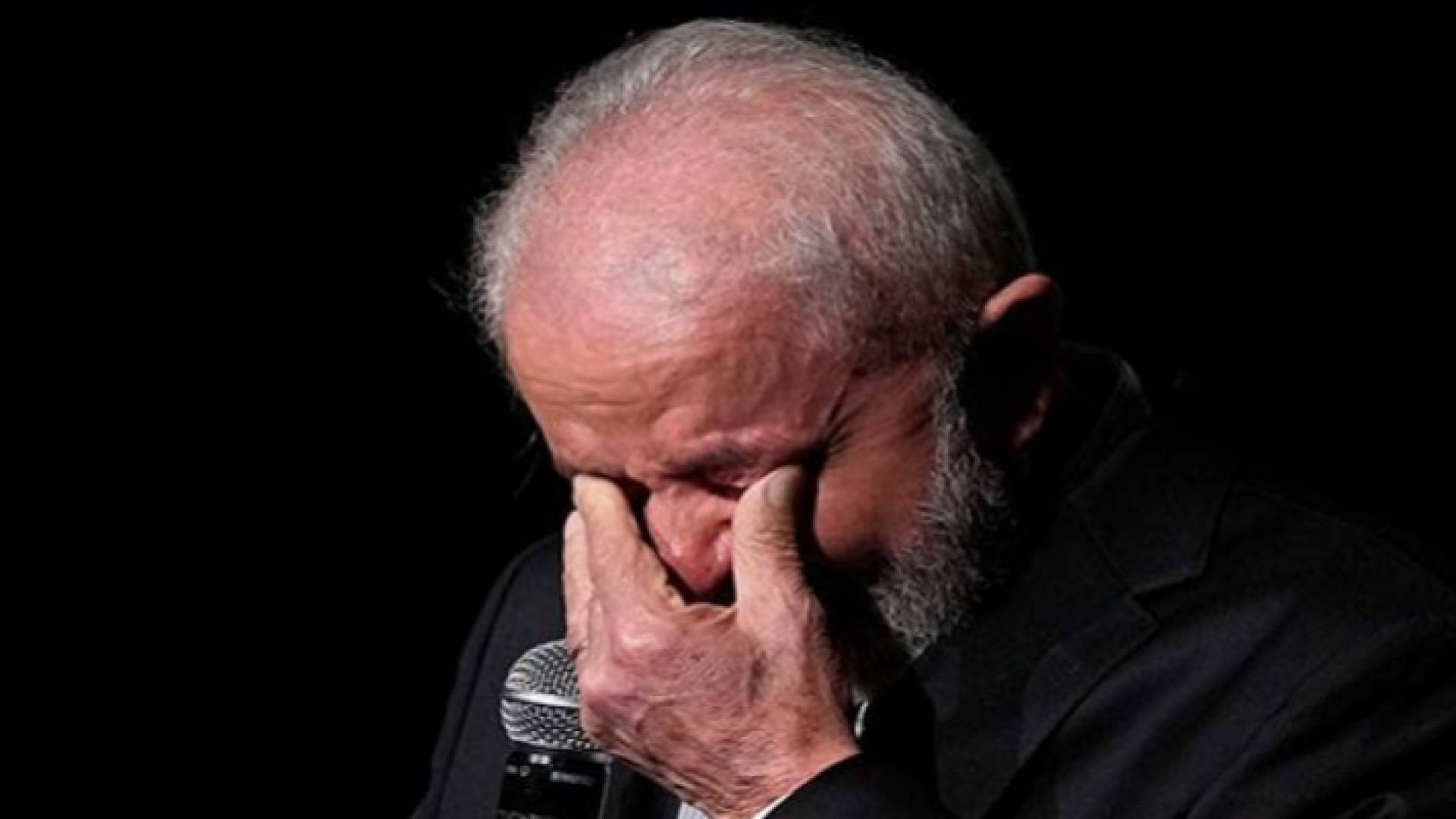 الرئيس البرازيلي يبكي