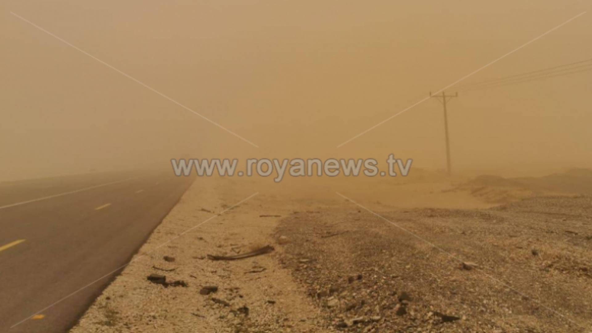 صورة أرشيفية لغبار كثيف على إحدى الطرق في الأردن