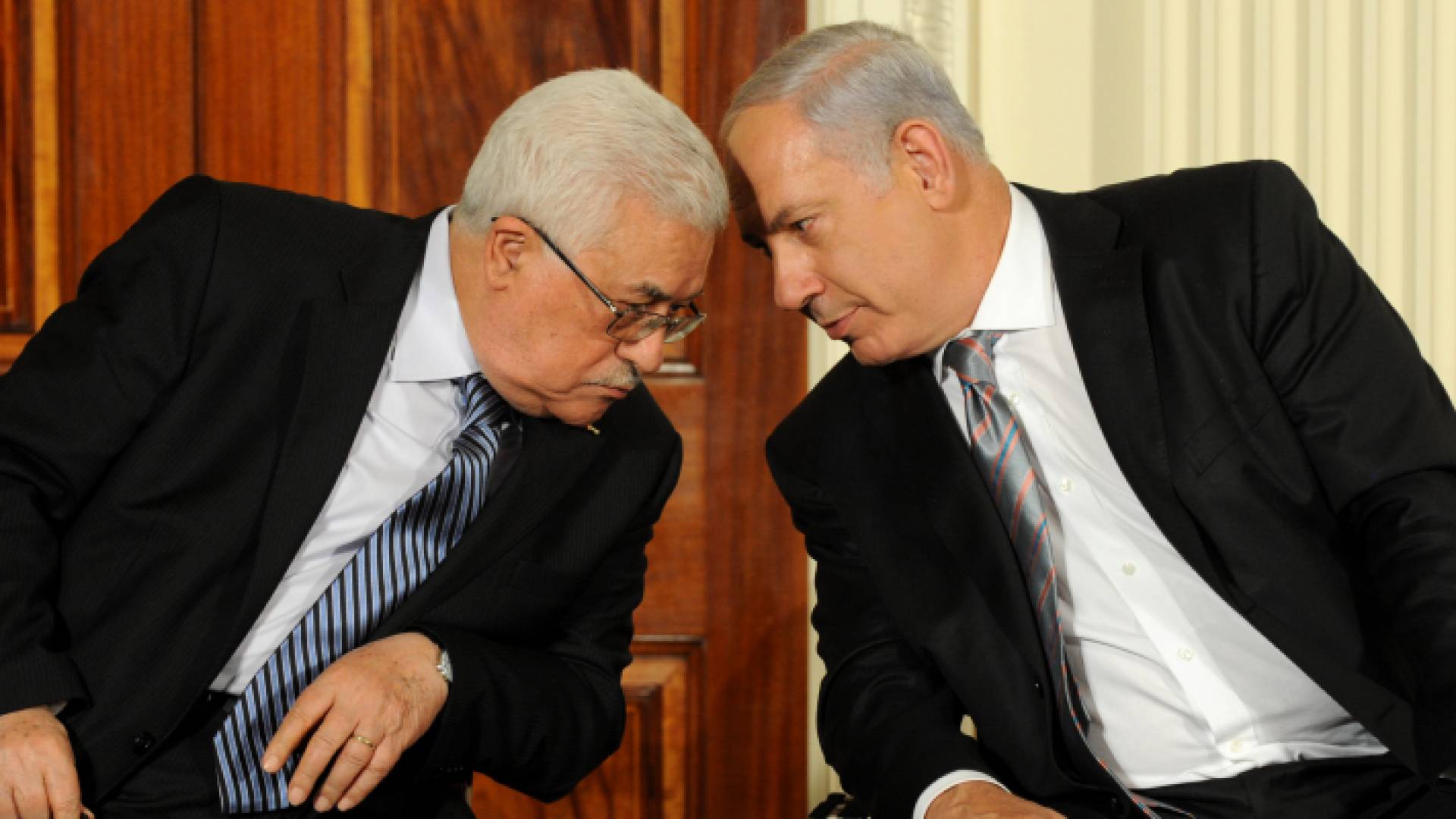 صورة أرشيفية للرئيس الفلسطيني محمود عباس ورئيس وزراء الاحتلال الإسرائيلي المرتقب بن يامين نتنياهو