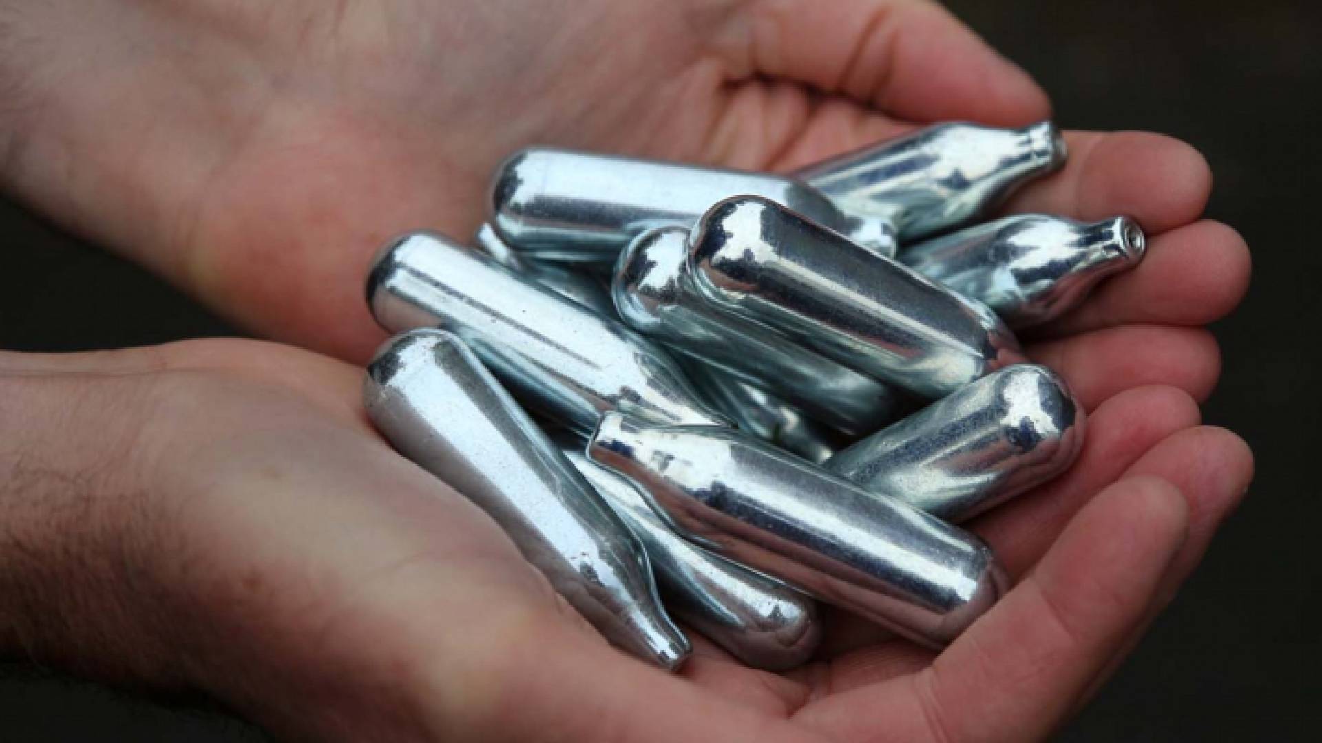 عبوات تحتوي على أكسيد النيتروجين