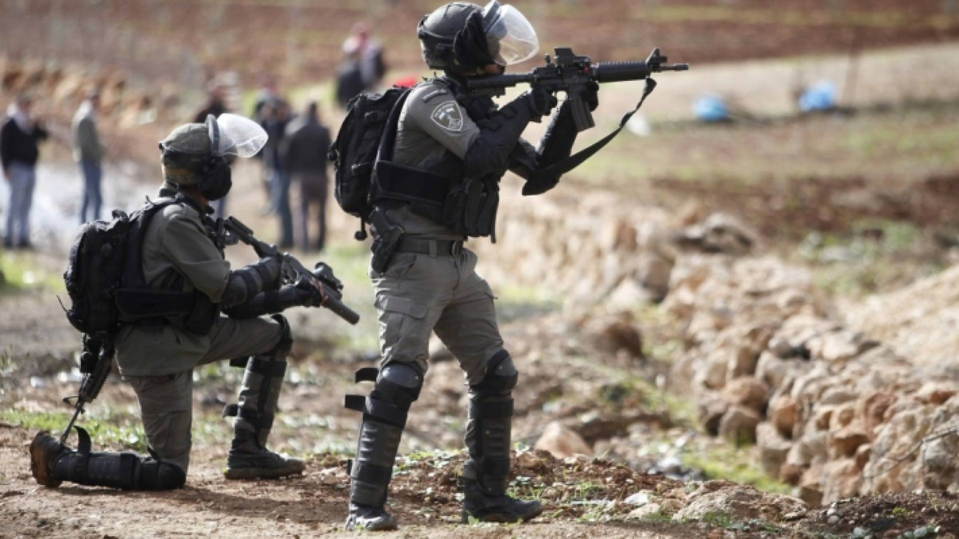 عناصر الاحتلال تطلق النار تجاه فلسطينيين - أرشيفية