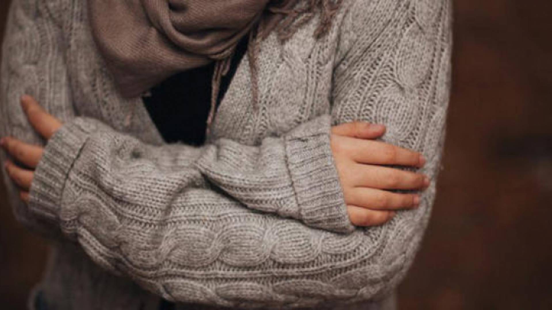 صورة تعبيرية لامرأة تشعر ببرودة في الأجواء