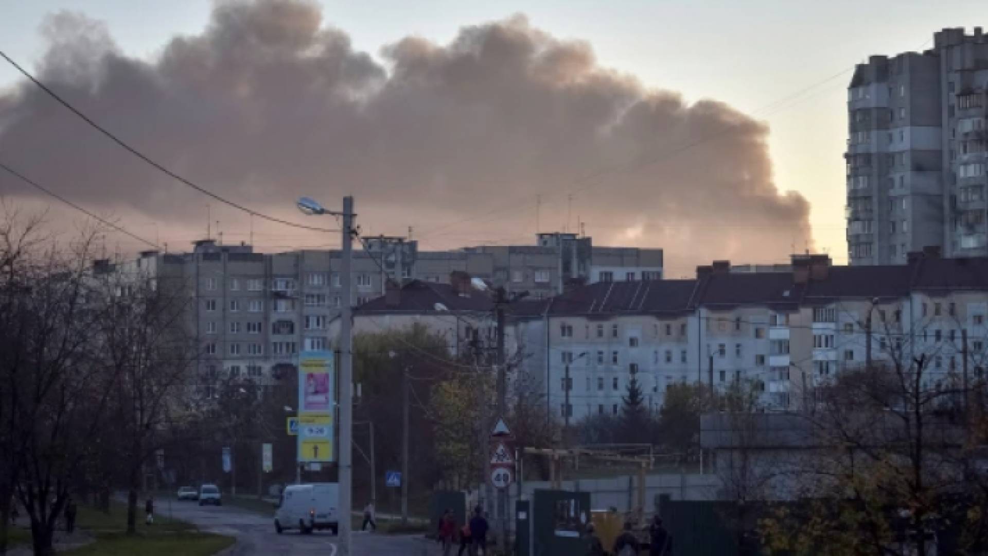 دخان يتصاعد فوق لفيف بعد غارات بالصواريخ على مدينة بغرب أوكرانيا