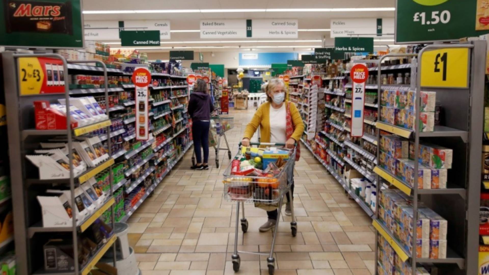 متسوقة داخل متجر بريطاني