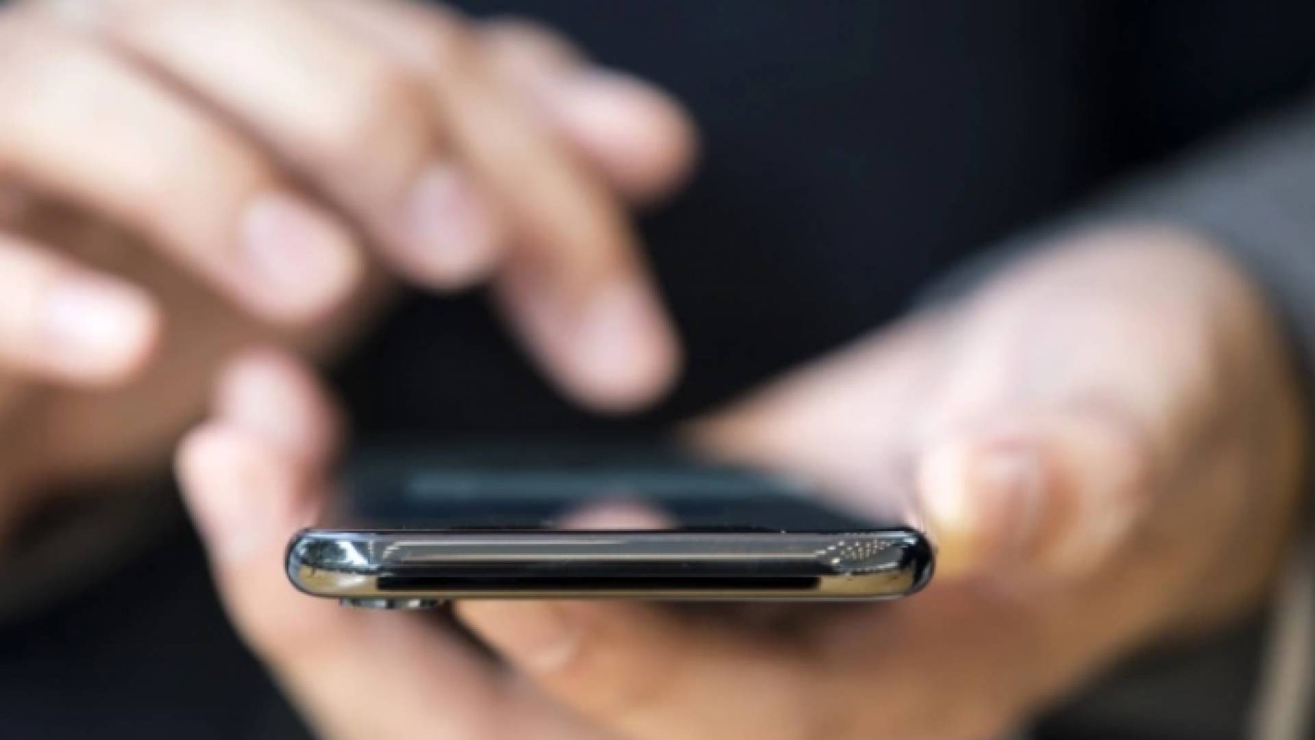 شخص يستخدم الهاتف النقال